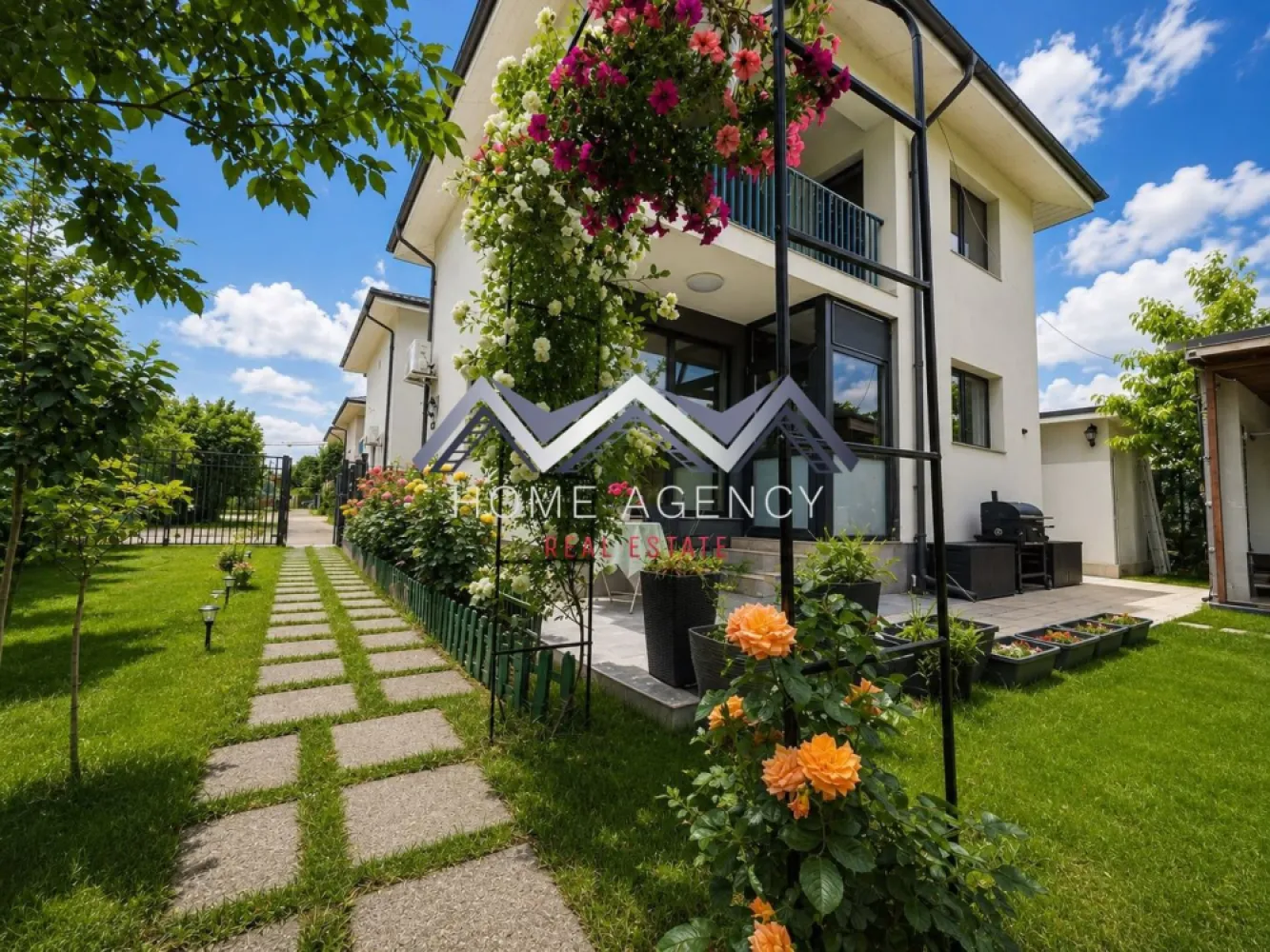 Casă single P+1 | curte amenajată | Tunari - Otopeni - Există case care impresionează prin dimensiuni și există case care te fac să te simți acasă din primul moment. Această proprietate din zona Otopeni–Tunari face parte din cea de-a doua categorie.

Construită în 2020 și amplasată pe un teren de 261 mp, locuința oferă un spațiu eficient compartimentat, ideal pentru un cuplu sau o familie care își dorește confort, intimitate și o curte de care să se bucure în fiecare zi.

La parter regăsim zona de living cu dining, luminoasă și primitoare, o bucătărie retrasă, închisă cu sticlă, o baie cu duș walk-in și spații de depozitare atent gândite, inclusiv sub scară. Etajul este dedicat odihnei și cuprinde două dormitoare spațioase, dintre care unul beneficiază de acces către balcon, precum și o baie generoasă cu cadă. De la acest nivel se face accesul spre pod, un spațiu suplimentar pentru depozitare.

Farmecul acestei proprietăți se regăsește însă și în exterior. Curtea este amenajată cu vegetație matură, care oferă intimitate și creează o atmosferă relaxantă pe tot parcursul anului. Terasa acoperită, amenajată în stil foișor, devine locul perfect pentru cafeaua de dimineață, mesele în familie sau serile petrecute alături de prieteni. În plus, proprietatea dispune de magazie și spații suplimentare de depozitare, extrem de utile pentru organizarea eficientă a locuinței.

Poziționarea reprezintă un alt avantaj important: într-o zonă liniștită, aproape de pădure, dar totodată la câteva minute de magazine, restaurante, școli, grădinițe și principalele puncte de interes din Otopeni, Tunari și nu numai.

O casă cochetă, bine întreținută și pregătită pentru noii proprietari, care îmbină perfect confortul unei locuințe moderne cu liniștea unei zone apropiate de natură.

Programează acum o vizionare!