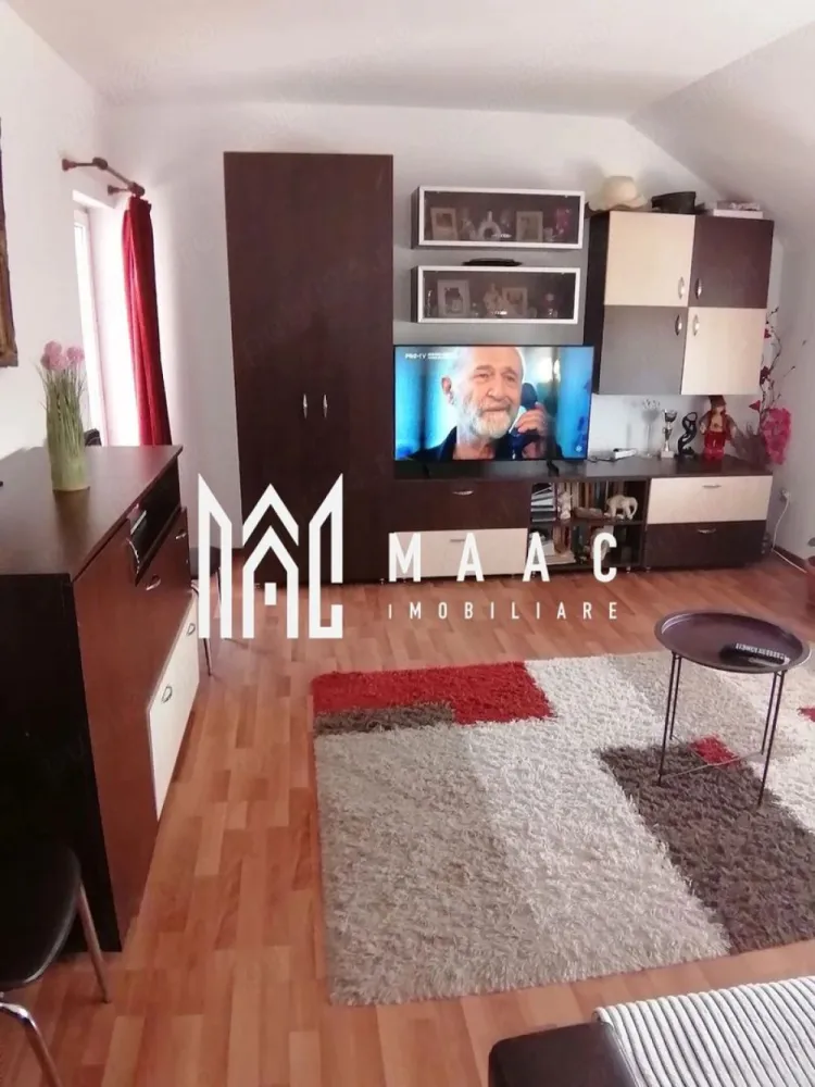 Apartament 1 Camera I Decomandat I Etaj 3 I Calea Poplacii - Se oferă spre vânzare o garsonieră generoasă, cu o suprafață utilă de 38 mp, situată în zona Calea Poplacii, una dintre cele mai apreciate zone rezidențiale ale Sibiului, recunoscută pentru liniște, spații verzi și accesibilitate.

Amplasată la etajul 3 din 3, proprietatea beneficiază de o priveliște deosebită asupra orașului și a zonei Câmpișor, oferind un ambient plăcut și multă lumină naturală pe tot parcursul zilei.

Caracteristici:
Suprafață utilă: 38 mp
Balcon
Etaj 3 din 3
Centrală termică proprie
Compartimentare practică și eficientă
Luminoasă și bine întreținută

Se vinde complet mobilată și utilată
Disponibilă pentru mutare imediat

Avantaje:
Vedere panoramică spre oraș și Câmpișor
Zonă liniștită, ferită de agitația urbană
Aproape de Parcul Belvedere
Acces facil către magazine, farmacii, mijloace de transport și alte puncte de interes
Costuri reduse de întreținere datorită centralei proprii
Oportunitate excelentă pentru locuire sau investiție

Datorită suprafeței peste media garsonierelor din piață, poziționării într-o zonă foarte căutată și faptului că se vinde complet mobilată și utilată, această proprietate reprezintă o alegere inspirată atât pentru locuință proprie, cât și pentru investiție, având un potențial foarte bun de închiriere.

O proprietate cochetă, luminoasă și bine poziționată, ideală pentru cei care își doresc confort, liniște și o investiție sigură într-o zonă apreciată a Sibiului.

Pentru informati si vizionari: CP3130165