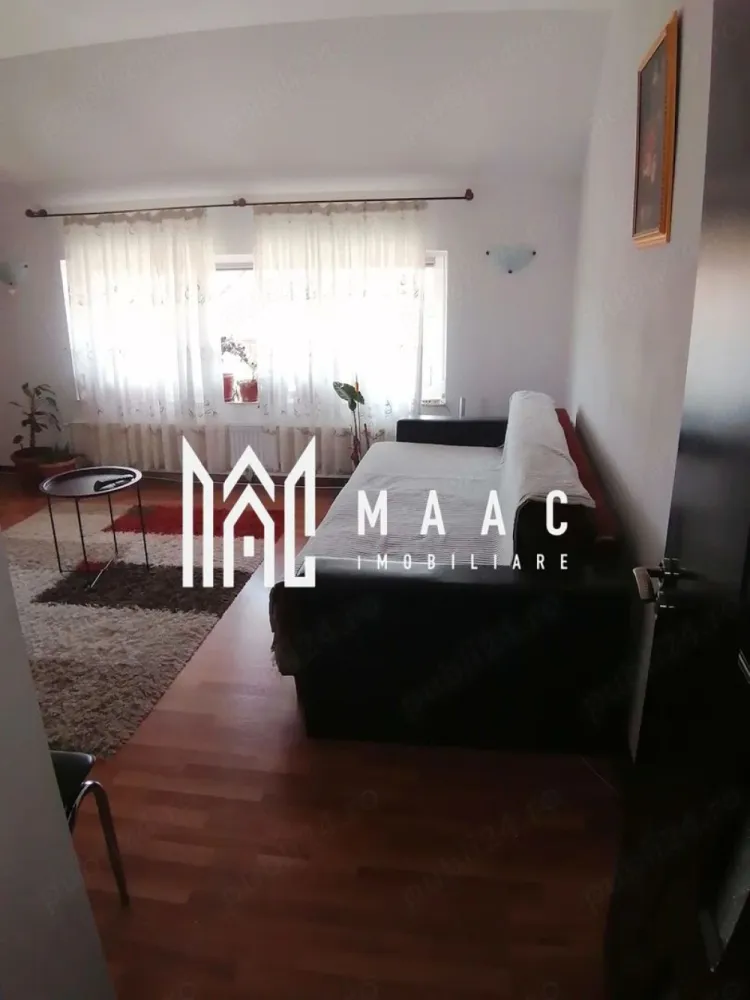 Apartament 1 Camera I Decomandat I Etaj 3 I Calea Poplacii - Se oferă spre vânzare o garsonieră generoasă, cu o suprafață utilă de 38 mp, situată în zona Calea Poplacii, una dintre cele mai apreciate zone rezidențiale ale Sibiului, recunoscută pentru liniște, spații verzi și accesibilitate.

Amplasată la etajul 3 din 3, proprietatea beneficiază de o priveliște deosebită asupra orașului și a zonei Câmpișor, oferind un ambient plăcut și multă lumină naturală pe tot parcursul zilei.

Caracteristici:
Suprafață utilă: 38 mp
Balcon
Etaj 3 din 3
Centrală termică proprie
Compartimentare practică și eficientă
Luminoasă și bine întreținută

Se vinde complet mobilată și utilată
Disponibilă pentru mutare imediat

Avantaje:
Vedere panoramică spre oraș și Câmpișor
Zonă liniștită, ferită de agitația urbană
Aproape de Parcul Belvedere
Acces facil către magazine, farmacii, mijloace de transport și alte puncte de interes
Costuri reduse de întreținere datorită centralei proprii
Oportunitate excelentă pentru locuire sau investiție

Datorită suprafeței peste media garsonierelor din piață, poziționării într-o zonă foarte căutată și faptului că se vinde complet mobilată și utilată, această proprietate reprezintă o alegere inspirată atât pentru locuință proprie, cât și pentru investiție, având un potențial foarte bun de închiriere.

O proprietate cochetă, luminoasă și bine poziționată, ideală pentru cei care își doresc confort, liniște și o investiție sigură într-o zonă apreciată a Sibiului.

Pentru informati si vizionari: CP3130165