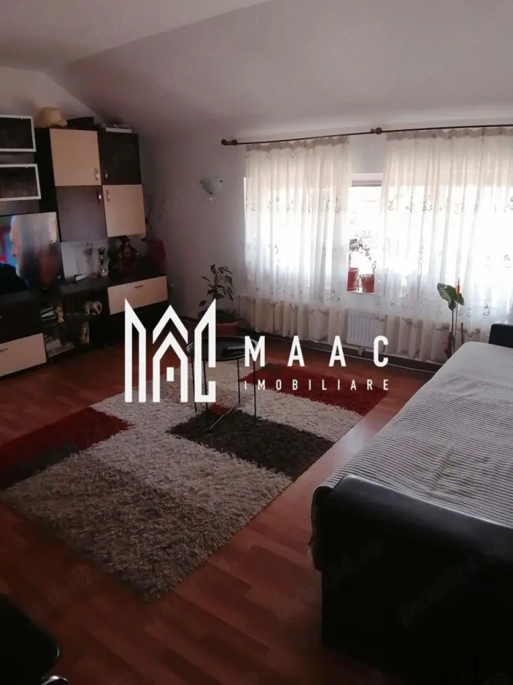 Apartament 1 Camera I Decomandat I Etaj 3 I Calea Poplacii - Se oferă spre vânzare o garsonieră generoasă, cu o suprafață utilă de 38 mp, situată în zona Calea Poplacii, una dintre cele mai apreciate zone rezidențiale ale Sibiului, recunoscută pentru liniște, spații verzi și accesibilitate.

Amplasată la etajul 3 din 3, proprietatea beneficiază de o priveliște deosebită asupra orașului și a zonei Câmpișor, oferind un ambient plăcut și multă lumină naturală pe tot parcursul zilei.

Caracteristici:
Suprafață utilă: 38 mp
Balcon
Etaj 3 din 3
Centrală termică proprie
Compartimentare practică și eficientă
Luminoasă și bine întreținută

Se vinde complet mobilată și utilată
Disponibilă pentru mutare imediat

Avantaje:
Vedere panoramică spre oraș și Câmpișor
Zonă liniștită, ferită de agitația urbană
Aproape de Parcul Belvedere
Acces facil către magazine, farmacii, mijloace de transport și alte puncte de interes
Costuri reduse de întreținere datorită centralei proprii
Oportunitate excelentă pentru locuire sau investiție

Datorită suprafeței peste media garsonierelor din piață, poziționării într-o zonă foarte căutată și faptului că se vinde complet mobilată și utilată, această proprietate reprezintă o alegere inspirată atât pentru locuință proprie, cât și pentru investiție, având un potențial foarte bun de închiriere.

O proprietate cochetă, luminoasă și bine poziționată, ideală pentru cei care își doresc confort, liniște și o investiție sigură într-o zonă apreciată a Sibiului.

Pentru informati si vizionari: CP3130165