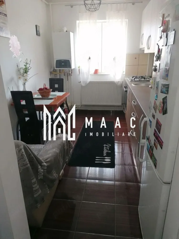 Apartament 1 Camera I Decomandat I Etaj 3 I Calea Poplacii - Se oferă spre vânzare o garsonieră generoasă, cu o suprafață utilă de 38 mp, situată în zona Calea Poplacii, una dintre cele mai apreciate zone rezidențiale ale Sibiului, recunoscută pentru liniște, spații verzi și accesibilitate.

Amplasată la etajul 3 din 3, proprietatea beneficiază de o priveliște deosebită asupra orașului și a zonei Câmpișor, oferind un ambient plăcut și multă lumină naturală pe tot parcursul zilei.

Caracteristici:
Suprafață utilă: 38 mp
Balcon
Etaj 3 din 3
Centrală termică proprie
Compartimentare practică și eficientă
Luminoasă și bine întreținută

Se vinde complet mobilată și utilată
Disponibilă pentru mutare imediat

Avantaje:
Vedere panoramică spre oraș și Câmpișor
Zonă liniștită, ferită de agitația urbană
Aproape de Parcul Belvedere
Acces facil către magazine, farmacii, mijloace de transport și alte puncte de interes
Costuri reduse de întreținere datorită centralei proprii
Oportunitate excelentă pentru locuire sau investiție

Datorită suprafeței peste media garsonierelor din piață, poziționării într-o zonă foarte căutată și faptului că se vinde complet mobilată și utilată, această proprietate reprezintă o alegere inspirată atât pentru locuință proprie, cât și pentru investiție, având un potențial foarte bun de închiriere.

O proprietate cochetă, luminoasă și bine poziționată, ideală pentru cei care își doresc confort, liniște și o investiție sigură într-o zonă apreciată a Sibiului.

Pentru informati si vizionari: CP3130165