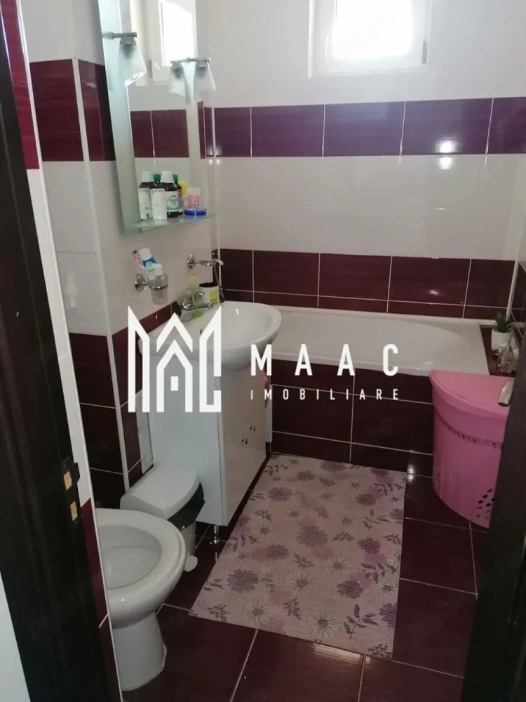 Apartament 1 Camera I Decomandat I Etaj 3 I Calea Poplacii - Se oferă spre vânzare o garsonieră generoasă, cu o suprafață utilă de 38 mp, situată în zona Calea Poplacii, una dintre cele mai apreciate zone rezidențiale ale Sibiului, recunoscută pentru liniște, spații verzi și accesibilitate.

Amplasată la etajul 3 din 3, proprietatea beneficiază de o priveliște deosebită asupra orașului și a zonei Câmpișor, oferind un ambient plăcut și multă lumină naturală pe tot parcursul zilei.

Caracteristici:
Suprafață utilă: 38 mp
Balcon
Etaj 3 din 3
Centrală termică proprie
Compartimentare practică și eficientă
Luminoasă și bine întreținută

Se vinde complet mobilată și utilată
Disponibilă pentru mutare imediat

Avantaje:
Vedere panoramică spre oraș și Câmpișor
Zonă liniștită, ferită de agitația urbană
Aproape de Parcul Belvedere
Acces facil către magazine, farmacii, mijloace de transport și alte puncte de interes
Costuri reduse de întreținere datorită centralei proprii
Oportunitate excelentă pentru locuire sau investiție

Datorită suprafeței peste media garsonierelor din piață, poziționării într-o zonă foarte căutată și faptului că se vinde complet mobilată și utilată, această proprietate reprezintă o alegere inspirată atât pentru locuință proprie, cât și pentru investiție, având un potențial foarte bun de închiriere.

O proprietate cochetă, luminoasă și bine poziționată, ideală pentru cei care își doresc confort, liniște și o investiție sigură într-o zonă apreciată a Sibiului.

Pentru informati si vizionari: CP3130165
