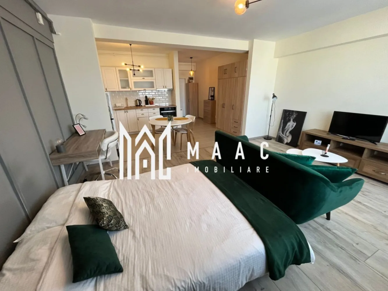 Apartament studio | Balcon | Lift | Parcare | Mihai Viteazu - MAAC Imobiliare ofera spre inchiriere apartament din studio, complet mobilat si utilat, in zona Mihai Viteazu - Cedonia.

Locuinta are suprafata utila de 40mp, se afla la etajul 9/10 al unui bloc izolat, recent construit si este alcatuita dintr-o incapere cu pat matrimonial si canapea, Smart TV, bucatarie open-space cu toate facilitatile, baie moderna cu cada, hol si balcon. 

Aferent apartamentului este loc de parcare propriu, suprateran. De asemenea, blocul are lift. Eficiență energetică clasa A.

Amplasamentul imobilului este unul avantajos, aflandu-se la 10-15 minute de Mall si Parcul SubArini. De aemenea, apartamentul beneficiaza de o panorama de exceptie a orasului. 

Disponibilitate din 1 Iulie 2026.

Pentru mai multe detalii sau pentru a programa o vizionare: CP3128731