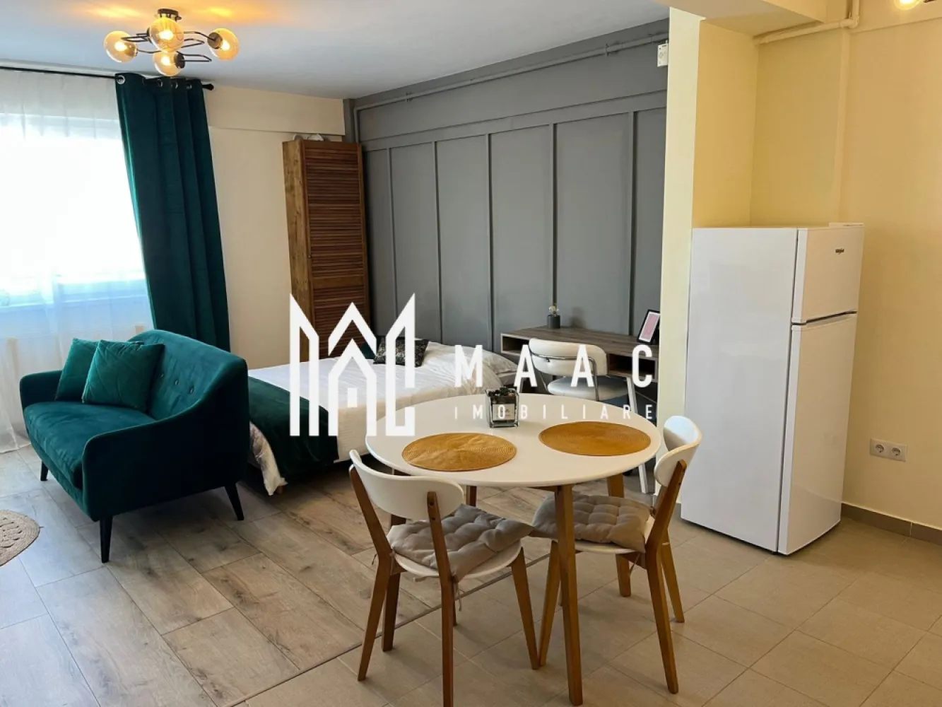 Apartament studio | Balcon | Lift | Parcare | Mihai Viteazu - MAAC Imobiliare ofera spre inchiriere apartament din studio, complet mobilat si utilat, in zona Mihai Viteazu - Cedonia.

Locuinta are suprafata utila de 40mp, se afla la etajul 9/10 al unui bloc izolat, recent construit si este alcatuita dintr-o incapere cu pat matrimonial si canapea, Smart TV, bucatarie open-space cu toate facilitatile, baie moderna cu cada, hol si balcon. 

Aferent apartamentului este loc de parcare propriu, suprateran. De asemenea, blocul are lift. Eficiență energetică clasa A.

Amplasamentul imobilului este unul avantajos, aflandu-se la 10-15 minute de Mall si Parcul SubArini. De aemenea, apartamentul beneficiaza de o panorama de exceptie a orasului. 

Disponibilitate din 1 Iulie 2026.

Pentru mai multe detalii sau pentru a programa o vizionare: CP3128731