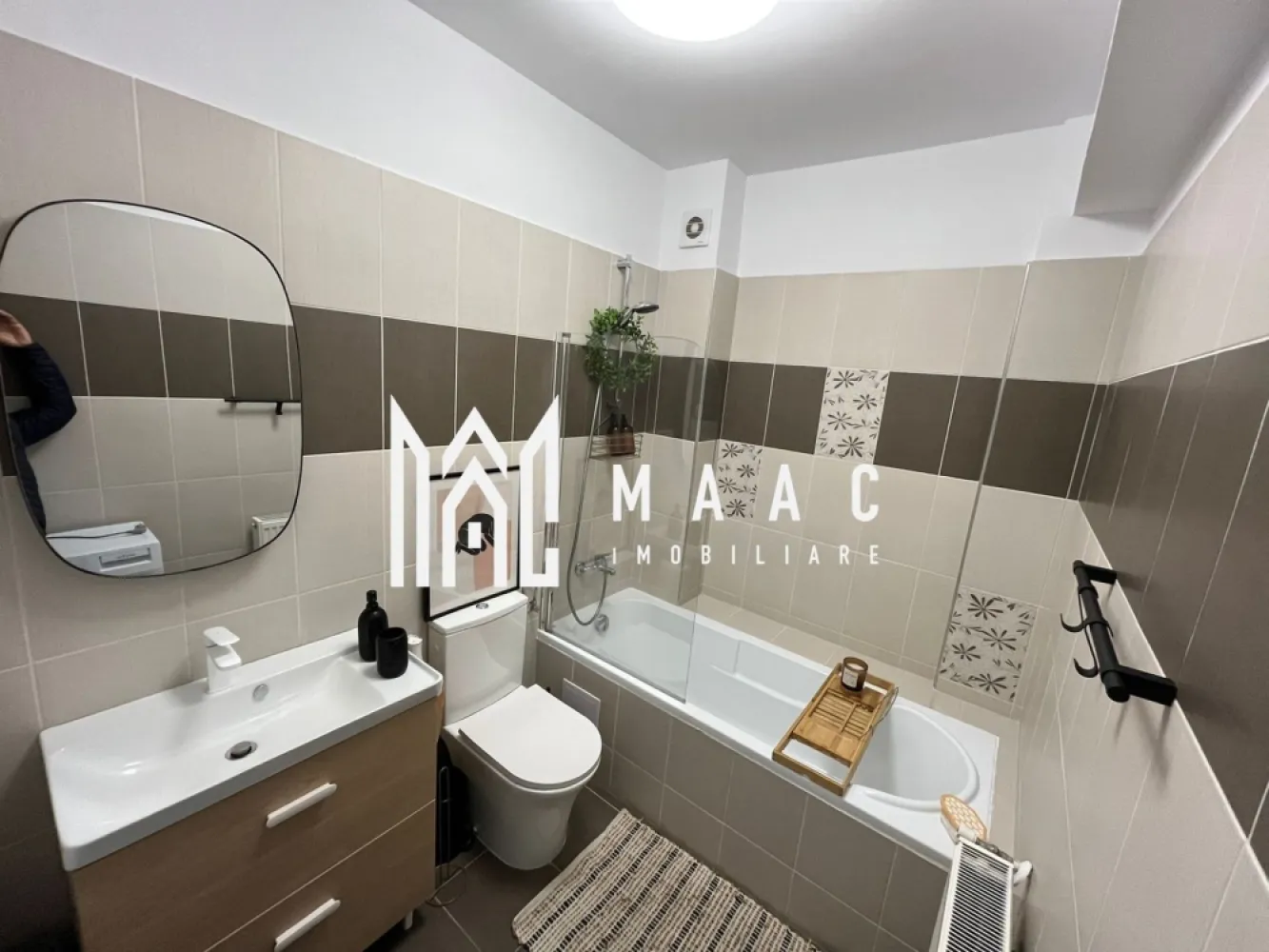 Apartament studio | Balcon | Lift | Parcare | Mihai Viteazu - MAAC Imobiliare ofera spre inchiriere apartament din studio, complet mobilat si utilat, in zona Mihai Viteazu - Cedonia.

Locuinta are suprafata utila de 40mp, se afla la etajul 9/10 al unui bloc izolat, recent construit si este alcatuita dintr-o incapere cu pat matrimonial si canapea, Smart TV, bucatarie open-space cu toate facilitatile, baie moderna cu cada, hol si balcon. 

Aferent apartamentului este loc de parcare propriu, suprateran. De asemenea, blocul are lift. Eficiență energetică clasa A.

Amplasamentul imobilului este unul avantajos, aflandu-se la 10-15 minute de Mall si Parcul SubArini. De aemenea, apartamentul beneficiaza de o panorama de exceptie a orasului. 

Disponibilitate din 1 Iulie 2026.

Pentru mai multe detalii sau pentru a programa o vizionare: CP3128731