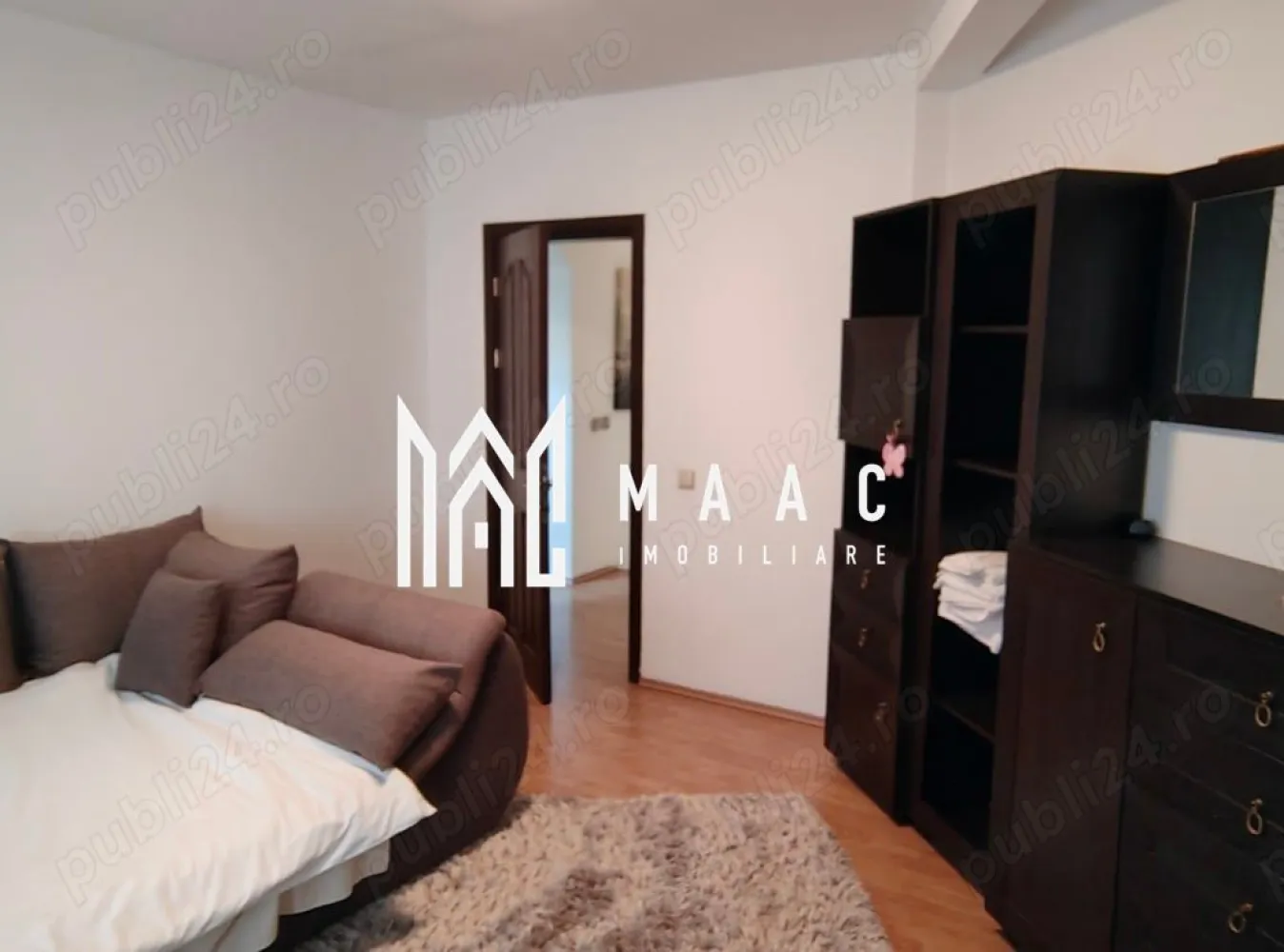 Apartament 4 camere I 130mp I 2 Bai I 2 Balcoane I V. Aaron - MAAC Imobiliare va ofera spre inchiriere un Apartament situat pe strada Semaforului.

Apartamentul este compus din:
-3 Dormitoare
-Living
-Bucatarie
-2 Bai
- 2 Balcoane
-Debara

Apartamentul se inchiriaza mobilat si utilat complet .

Pentru mai multe detalii astept telefonul dumneavoastra cu specificatia ca ati vazut anuntul cu ID: CP3130146