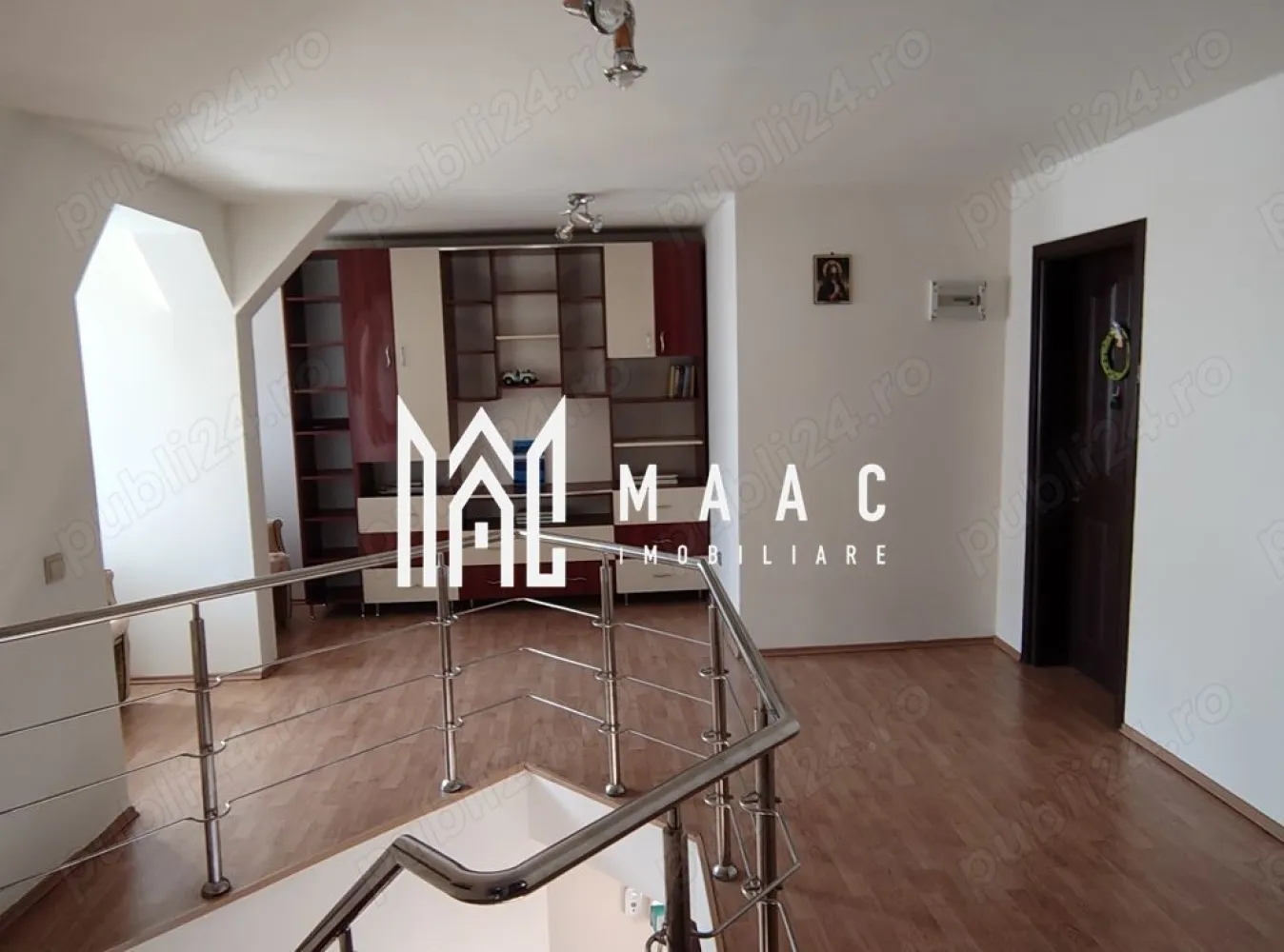 Apartament 4 camere I 130mp I 2 Bai I 2 Balcoane I V. Aaron - MAAC Imobiliare va ofera spre inchiriere un Apartament situat pe strada Semaforului.

Apartamentul este compus din:
-3 Dormitoare
-Living
-Bucatarie
-2 Bai
- 2 Balcoane
-Debara

Apartamentul se inchiriaza mobilat si utilat complet .

Pentru mai multe detalii astept telefonul dumneavoastra cu specificatia ca ati vazut anuntul cu ID: CP3130146