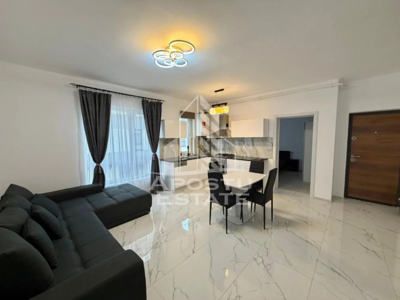Apartament 3 camere, de inchiriat, centrala proprie, Giroc - Agentia imobiliara APOSTU ESTATE va propune spre inchiriere un apartament spatios si luminos, cu trei camere, situat intr-o zona linistita din Giroc
Suprafata utila: 57 mp
Etaj: 1

Compartimentare eficienta:
-Bucatarie deschisa, complet mobilata si utilata
-Baie dotata cu cada
-Geam la baie pentru ventilatie naturala
-Doua dormitoare
-Balcon
-Loc de parcare inclus in pret
-Numeroase spatii pentru depozitare

Confort si facilitati:
-Aer conditionat
-Aragaz, frigider, TV
-Interfon
-Apartamentul se inchiriaza mobilat si utilat

Ideal pentru:
-Cupluri
-Familii

Pret chirie: 450 EUR
Disponibilitate: 19.06.2026
Programeaza o vizionare pentru a-ti putea imagina viitorul aici!
ID intern: CP2884787