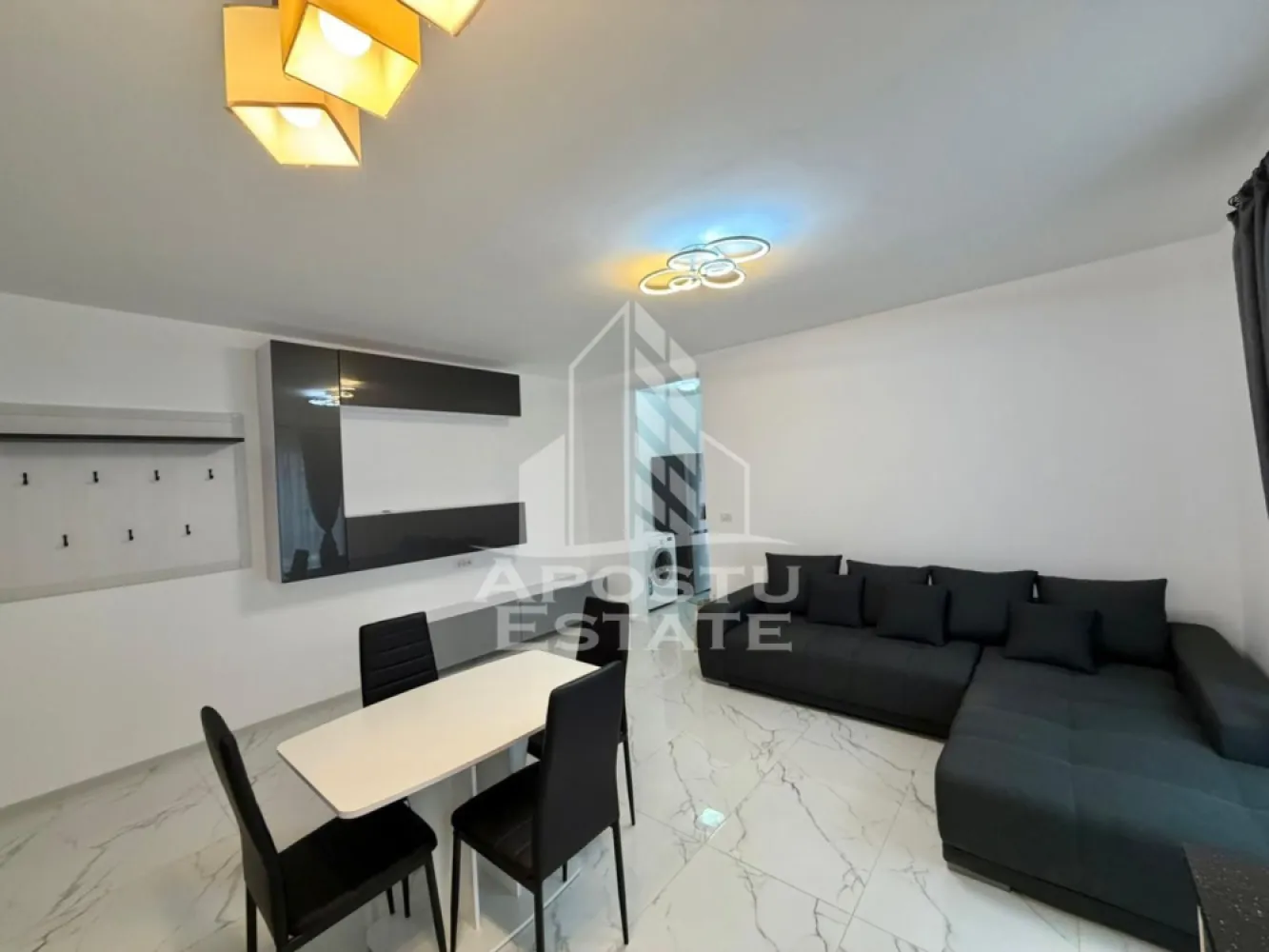 Apartament 3 camere, de inchiriat, centrala proprie, Giroc - Agentia imobiliara APOSTU ESTATE va propune spre inchiriere un apartament spatios si luminos, cu trei camere, situat intr-o zona linistita din Giroc
Suprafata utila: 57 mp
Etaj: 1

Compartimentare eficienta:
-Bucatarie deschisa, complet mobilata si utilata
-Baie dotata cu cada
-Geam la baie pentru ventilatie naturala
-Doua dormitoare
-Balcon
-Loc de parcare inclus in pret
-Numeroase spatii pentru depozitare

Confort si facilitati:
-Aer conditionat
-Aragaz, frigider, TV
-Interfon
-Apartamentul se inchiriaza mobilat si utilat

Ideal pentru:
-Cupluri
-Familii

Pret chirie: 450 EUR
Disponibilitate: 19.06.2026
Programeaza o vizionare pentru a-ti putea imagina viitorul aici!
ID intern: CP2884787