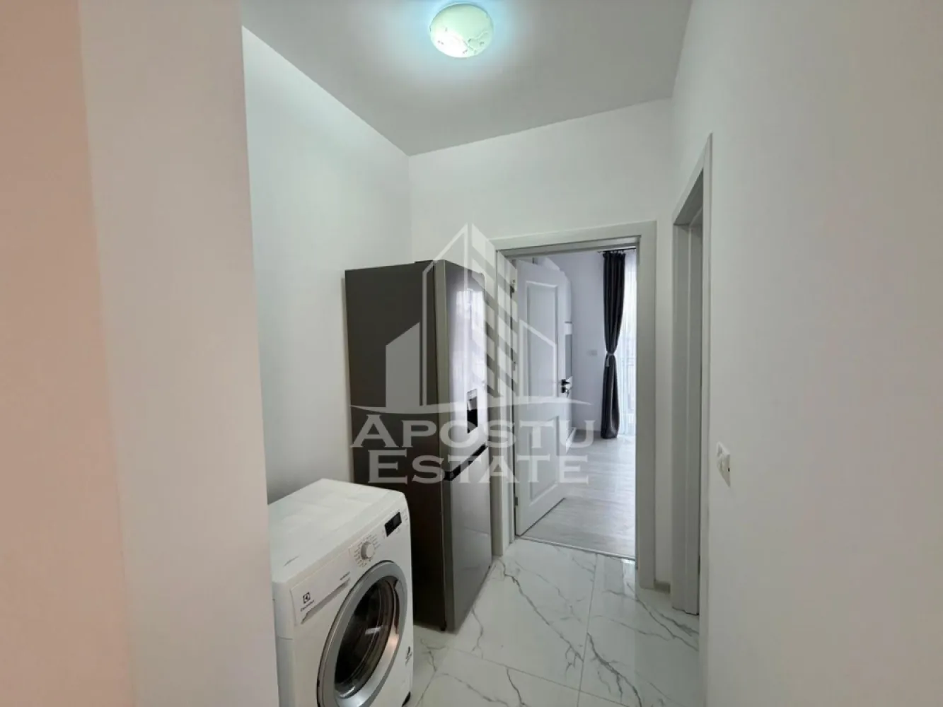 Apartament 3 camere, de inchiriat, centrala proprie, Giroc - Agentia imobiliara APOSTU ESTATE va propune spre inchiriere un apartament spatios si luminos, cu trei camere, situat intr-o zona linistita din Giroc
Suprafata utila: 57 mp
Etaj: 1

Compartimentare eficienta:
-Bucatarie deschisa, complet mobilata si utilata
-Baie dotata cu cada
-Geam la baie pentru ventilatie naturala
-Doua dormitoare
-Balcon
-Loc de parcare inclus in pret
-Numeroase spatii pentru depozitare

Confort si facilitati:
-Aer conditionat
-Aragaz, frigider, TV
-Interfon
-Apartamentul se inchiriaza mobilat si utilat

Ideal pentru:
-Cupluri
-Familii

Pret chirie: 450 EUR
Disponibilitate: 19.06.2026
Programeaza o vizionare pentru a-ti putea imagina viitorul aici!
ID intern: CP2884787