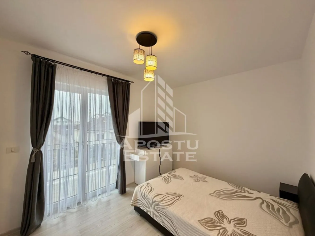 Apartament 3 camere, de inchiriat, centrala proprie, Giroc - Agentia imobiliara APOSTU ESTATE va propune spre inchiriere un apartament spatios si luminos, cu trei camere, situat intr-o zona linistita din Giroc
Suprafata utila: 57 mp
Etaj: 1

Compartimentare eficienta:
-Bucatarie deschisa, complet mobilata si utilata
-Baie dotata cu cada
-Geam la baie pentru ventilatie naturala
-Doua dormitoare
-Balcon
-Loc de parcare inclus in pret
-Numeroase spatii pentru depozitare

Confort si facilitati:
-Aer conditionat
-Aragaz, frigider, TV
-Interfon
-Apartamentul se inchiriaza mobilat si utilat

Ideal pentru:
-Cupluri
-Familii

Pret chirie: 450 EUR
Disponibilitate: 19.06.2026
Programeaza o vizionare pentru a-ti putea imagina viitorul aici!
ID intern: CP2884787