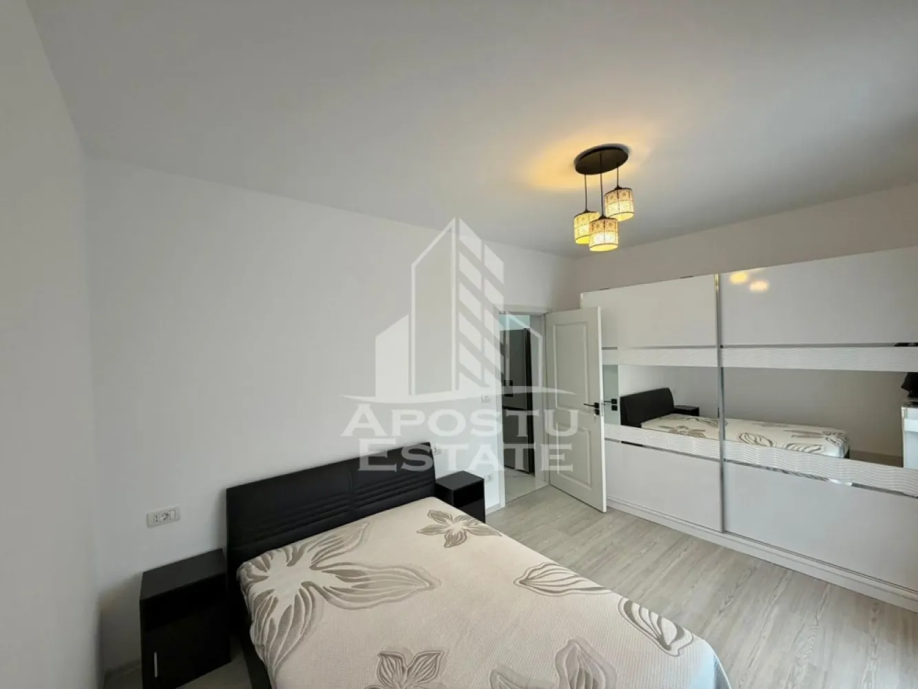 Apartament 3 camere, de inchiriat, centrala proprie, Giroc - Agentia imobiliara APOSTU ESTATE va propune spre inchiriere un apartament spatios si luminos, cu trei camere, situat intr-o zona linistita din Giroc
Suprafata utila: 57 mp
Etaj: 1

Compartimentare eficienta:
-Bucatarie deschisa, complet mobilata si utilata
-Baie dotata cu cada
-Geam la baie pentru ventilatie naturala
-Doua dormitoare
-Balcon
-Loc de parcare inclus in pret
-Numeroase spatii pentru depozitare

Confort si facilitati:
-Aer conditionat
-Aragaz, frigider, TV
-Interfon
-Apartamentul se inchiriaza mobilat si utilat

Ideal pentru:
-Cupluri
-Familii

Pret chirie: 450 EUR
Disponibilitate: 19.06.2026
Programeaza o vizionare pentru a-ti putea imagina viitorul aici!
ID intern: CP2884787