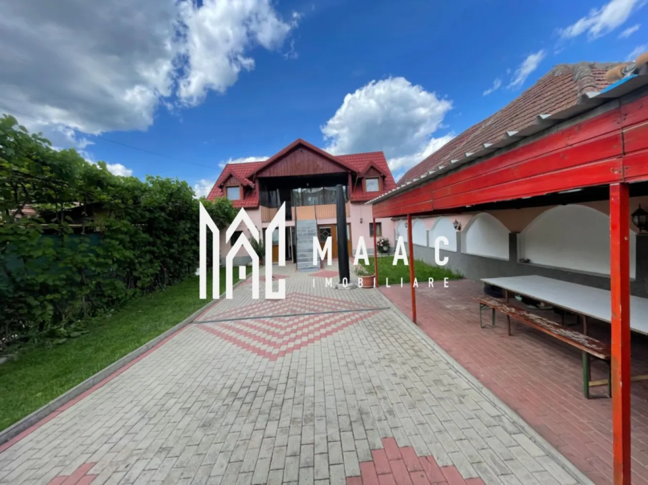 Casa Individuala I 5 Camere I Acces Auto I Trei Stejari - MAAC Imobiliare vă propune la vânzare o casă individuală, amplasata in cartierul Ștefan cel Mare – zonă rezidențială apreciată pentru liniște, acces rapid spre centru și vecinătate cu puncte de interes.

Imobilul este construit pe un teren de 450 mp, are o suprafață utilă de 150 mp și este ideal pentru o familie care își dorește spațiu și confort. Compartimentarea este eficientă:

4 camere

2 băi

2 bucătării

living spațios

balcon

hol generos

Dotări și beneficii:

Casă complet mobilată și utilată

Toate utilitățile racordate: apă, gaz, curent, canalizare

Curte mare, pavată, cu spațiu verde și viță de vie

Posibilitate de parcare în curte

Ideală atât pentru locuit, cât și pentru investiție

Preț: 400.000 € 

Pentru detalii suplimentare și programarea unei vizionări, vă rugăm să ne contactați și să menționați ID: CP2939117