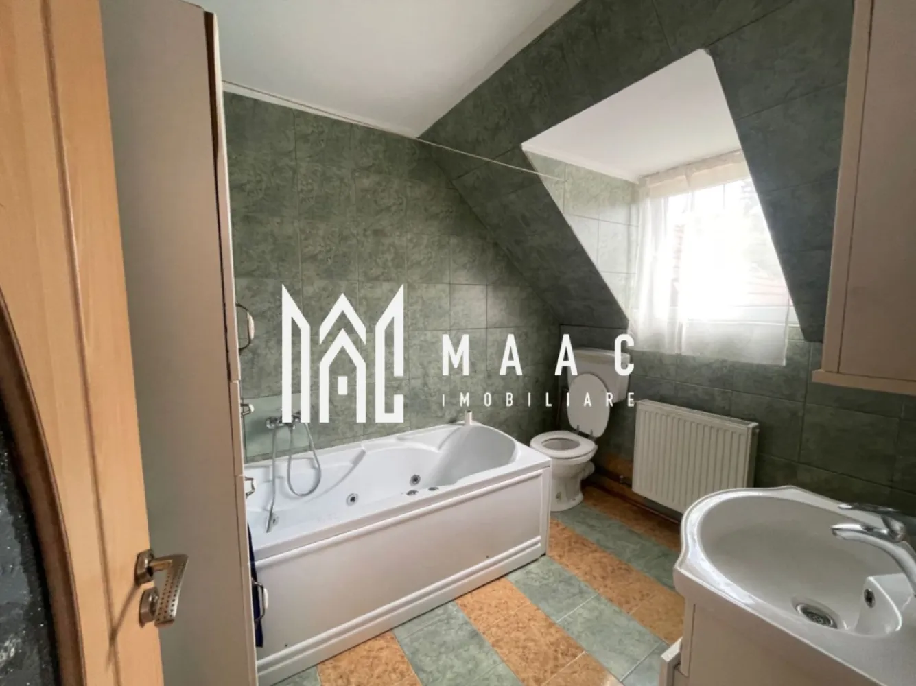 Casa Individuala I 5 Camere I Acces Auto I Trei Stejari - MAAC Imobiliare vă propune la vânzare o casă individuală, amplasata in cartierul Ștefan cel Mare – zonă rezidențială apreciată pentru liniște, acces rapid spre centru și vecinătate cu puncte de interes.

Imobilul este construit pe un teren de 450 mp, are o suprafață utilă de 150 mp și este ideal pentru o familie care își dorește spațiu și confort. Compartimentarea este eficientă:

4 camere

2 băi

2 bucătării

living spațios

balcon

hol generos

Dotări și beneficii:

Casă complet mobilată și utilată

Toate utilitățile racordate: apă, gaz, curent, canalizare

Curte mare, pavată, cu spațiu verde și viță de vie

Posibilitate de parcare în curte

Ideală atât pentru locuit, cât și pentru investiție

Preț: 400.000 € 

Pentru detalii suplimentare și programarea unei vizionări, vă rugăm să ne contactați și să menționați ID: CP2939117