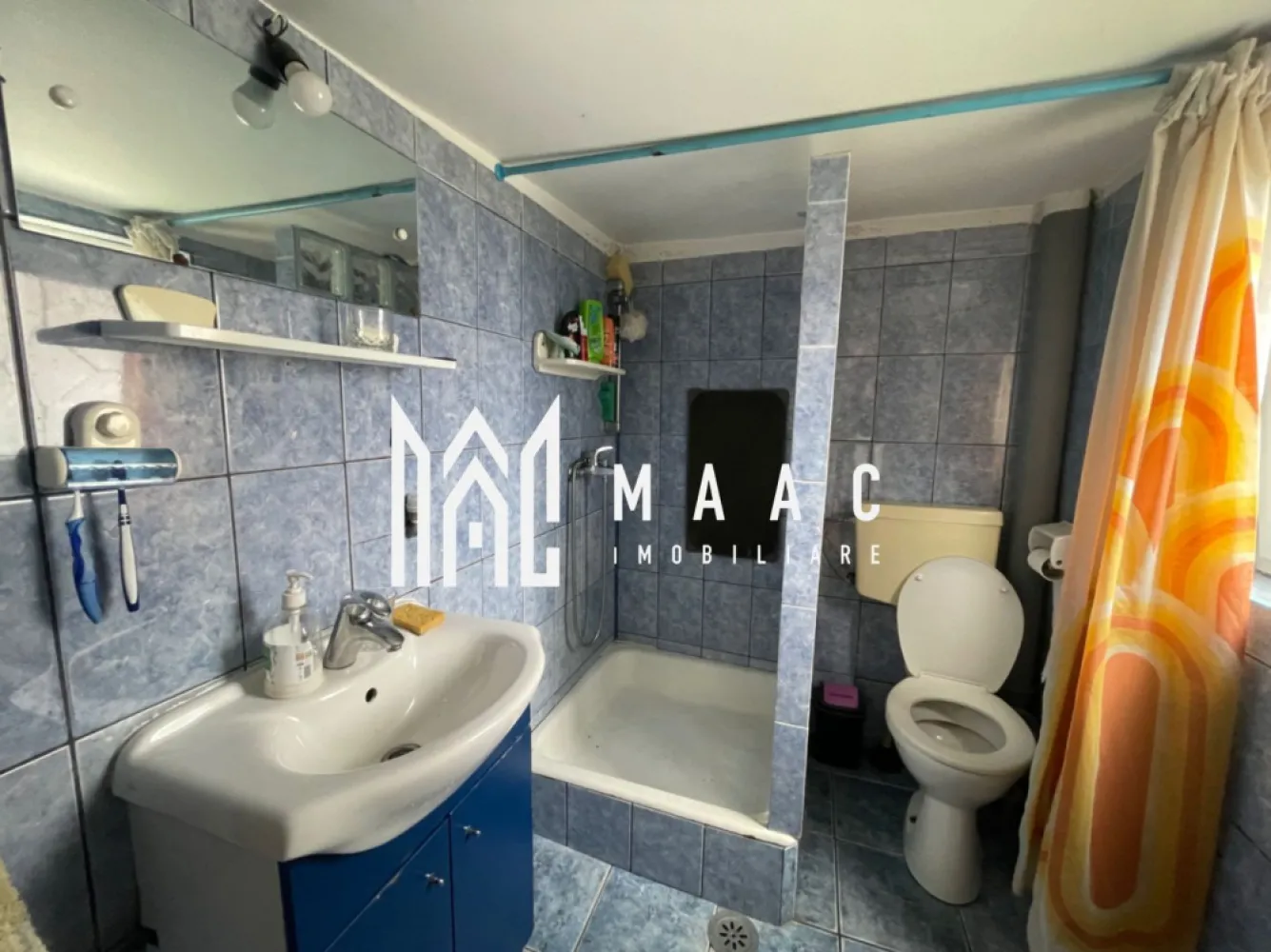 Casa Individuala I 5 Camere I Acces Auto I Trei Stejari - MAAC Imobiliare vă propune la vânzare o casă individuală, amplasata in cartierul Ștefan cel Mare – zonă rezidențială apreciată pentru liniște, acces rapid spre centru și vecinătate cu puncte de interes.

Imobilul este construit pe un teren de 450 mp, are o suprafață utilă de 150 mp și este ideal pentru o familie care își dorește spațiu și confort. Compartimentarea este eficientă:

4 camere

2 băi

2 bucătării

living spațios

balcon

hol generos

Dotări și beneficii:

Casă complet mobilată și utilată

Toate utilitățile racordate: apă, gaz, curent, canalizare

Curte mare, pavată, cu spațiu verde și viță de vie

Posibilitate de parcare în curte

Ideală atât pentru locuit, cât și pentru investiție

Preț: 400.000 € 

Pentru detalii suplimentare și programarea unei vizionări, vă rugăm să ne contactați și să menționați ID: CP2939117