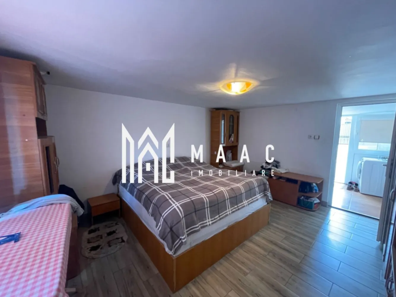 Casa Individuala I 5 Camere I Acces Auto I Trei Stejari - MAAC Imobiliare vă propune la vânzare o casă individuală, amplasata in cartierul Ștefan cel Mare – zonă rezidențială apreciată pentru liniște, acces rapid spre centru și vecinătate cu puncte de interes.

Imobilul este construit pe un teren de 450 mp, are o suprafață utilă de 150 mp și este ideal pentru o familie care își dorește spațiu și confort. Compartimentarea este eficientă:

4 camere

2 băi

2 bucătării

living spațios

balcon

hol generos

Dotări și beneficii:

Casă complet mobilată și utilată

Toate utilitățile racordate: apă, gaz, curent, canalizare

Curte mare, pavată, cu spațiu verde și viță de vie

Posibilitate de parcare în curte

Ideală atât pentru locuit, cât și pentru investiție

Preț: 400.000 € 

Pentru detalii suplimentare și programarea unei vizionări, vă rugăm să ne contactați și să menționați ID: CP2939117