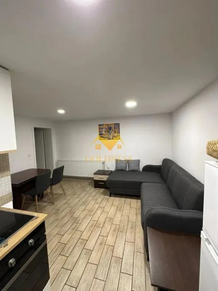 2 Camere decomandate, Demisol inalt, Parcare,Zona decebal,Traian,Horea - GOLDNESS Imobiliare vă propune spre închiriere un apartament cu 2 camere complet mobilat și utilat, la demisolul inalt al unui imobil intr-o zona semicentrala.
Parcare inclusa!
Se află în apropierea stațiilor de transport în comun, magazine, restaurante, spații verzi, farmacii, etc. 

Apartamentul este compartimentat astfel:
 - dormitor cu pat matrimonial, dressing, noptiere
 - living cu bucatarie open space complet utilată și mobilată, canapea extensibilă, loc de servit masa 
 - baie cu cabina de dus, port prosop.

Imobilul este dotat cu toate cele necesare- centrală proprie, frigider, aragaz, hotă, mașină de spălat haine, etc. 

Dacă sunteți interesați de acest apartament și doriți să îl vizionați, dar și pentru alte oferte nu ezitați să ne contactați telefonic sau prin e-mail. Vă stăm la dispoziție!
Pentru intermediere se percepe un comision de 50% din prețul chiriei!