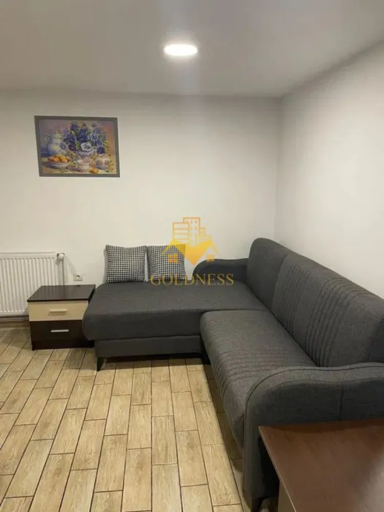 2 Camere decomandate, Demisol inalt, Parcare,Zona decebal,Traian,Horea - GOLDNESS Imobiliare vă propune spre închiriere un apartament cu 2 camere complet mobilat și utilat, la demisolul inalt al unui imobil intr-o zona semicentrala.
Parcare inclusa!
Se află în apropierea stațiilor de transport în comun, magazine, restaurante, spații verzi, farmacii, etc. 

Apartamentul este compartimentat astfel:
 - dormitor cu pat matrimonial, dressing, noptiere
 - living cu bucatarie open space complet utilată și mobilată, canapea extensibilă, loc de servit masa 
 - baie cu cabina de dus, port prosop.

Imobilul este dotat cu toate cele necesare- centrală proprie, frigider, aragaz, hotă, mașină de spălat haine, etc. 

Dacă sunteți interesați de acest apartament și doriți să îl vizionați, dar și pentru alte oferte nu ezitați să ne contactați telefonic sau prin e-mail. Vă stăm la dispoziție!
Pentru intermediere se percepe un comision de 50% din prețul chiriei!