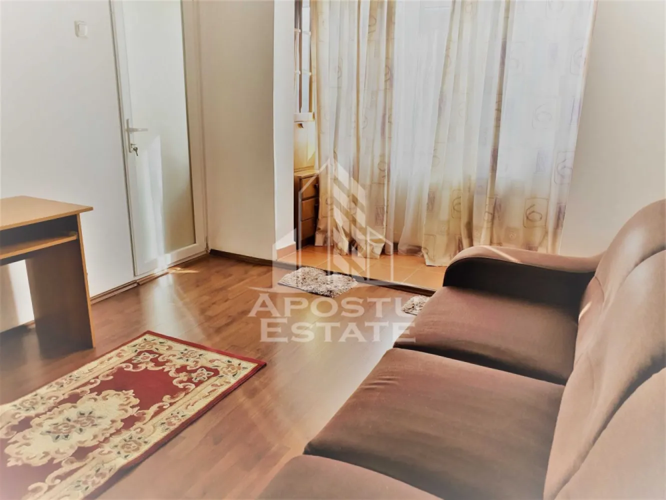 Apartament cu 1 camera de inchiriat, zona Lipovei, Timisoara - Agentia imobiliara APOSTU ESTATE va propune spre inchiriere un apartament cu 1 camera, situat intr-o zona bine pozitionata din Timisoara, potrivit pentru cupluri sau studenti care isi doresc o locuinta unde sa se simta confortabil si cu acces facil catre scoli, facultati, statii de autobuz si magazine.

Suprafata utila: 35 mp
Compartimentare eficienta:
- Hol de acces
- Bucatarie inchisa, complet mobilata si utilata
- Baie prevazuta cu cada si ventilatie artificiala

Confort si facilitati:
- Incalzire apartament: termoficare
- Balcon
- Apartamentul este complet mobilat si utilat de catre proprietar

Localizare: Zona Lipovei, in apropiere de magazinul Lidl, Iulius Mall, magazine si mijloace de transport in comun.

Ideal pentru:
- Cupluri
- Persoane singure
- Studenti

Pret chirie: 300€
Programeaza o vizionare pentru a-ti putea imagina viitorul aici!
ID intern: CP2569253