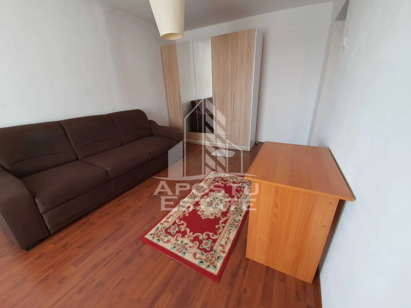 Apartament cu 1 camera de inchiriat, zona Lipovei, Timisoara - Agentia imobiliara APOSTU ESTATE va propune spre inchiriere un apartament cu 1 camera, situat intr-o zona bine pozitionata din Timisoara, potrivit pentru cupluri sau studenti care isi doresc o locuinta unde sa se simta confortabil si cu acces facil catre scoli, facultati, statii de autobuz si magazine.

Suprafata utila: 35 mp
Compartimentare eficienta:
- Hol de acces
- Bucatarie inchisa, complet mobilata si utilata
- Baie prevazuta cu cada si ventilatie artificiala

Confort si facilitati:
- Incalzire apartament: termoficare
- Balcon
- Apartamentul este complet mobilat si utilat de catre proprietar

Localizare: Zona Lipovei, in apropiere de magazinul Lidl, Iulius Mall, magazine si mijloace de transport in comun.

Ideal pentru:
- Cupluri
- Persoane singure
- Studenti

Pret chirie: 300€
Programeaza o vizionare pentru a-ti putea imagina viitorul aici!
ID intern: CP2569253