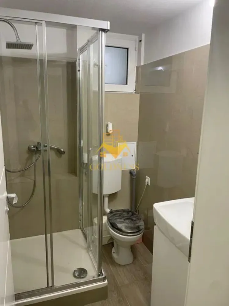 2 Camere decomandate, Demisol inalt, Parcare,Zona decebal,Traian,Horea - GOLDNESS Imobiliare vă propune spre închiriere un apartament cu 2 camere complet mobilat și utilat, la demisolul inalt al unui imobil intr-o zona semicentrala.
Parcare inclusa!
Se află în apropierea stațiilor de transport în comun, magazine, restaurante, spații verzi, farmacii, etc. 

Apartamentul este compartimentat astfel:
 - dormitor cu pat matrimonial, dressing, noptiere
 - living cu bucatarie open space complet utilată și mobilată, canapea extensibilă, loc de servit masa 
 - baie cu cabina de dus, port prosop.

Imobilul este dotat cu toate cele necesare- centrală proprie, frigider, aragaz, hotă, mașină de spălat haine, etc. 

Dacă sunteți interesați de acest apartament și doriți să îl vizionați, dar și pentru alte oferte nu ezitați să ne contactați telefonic sau prin e-mail. Vă stăm la dispoziție!
Pentru intermediere se percepe un comision de 50% din prețul chiriei!