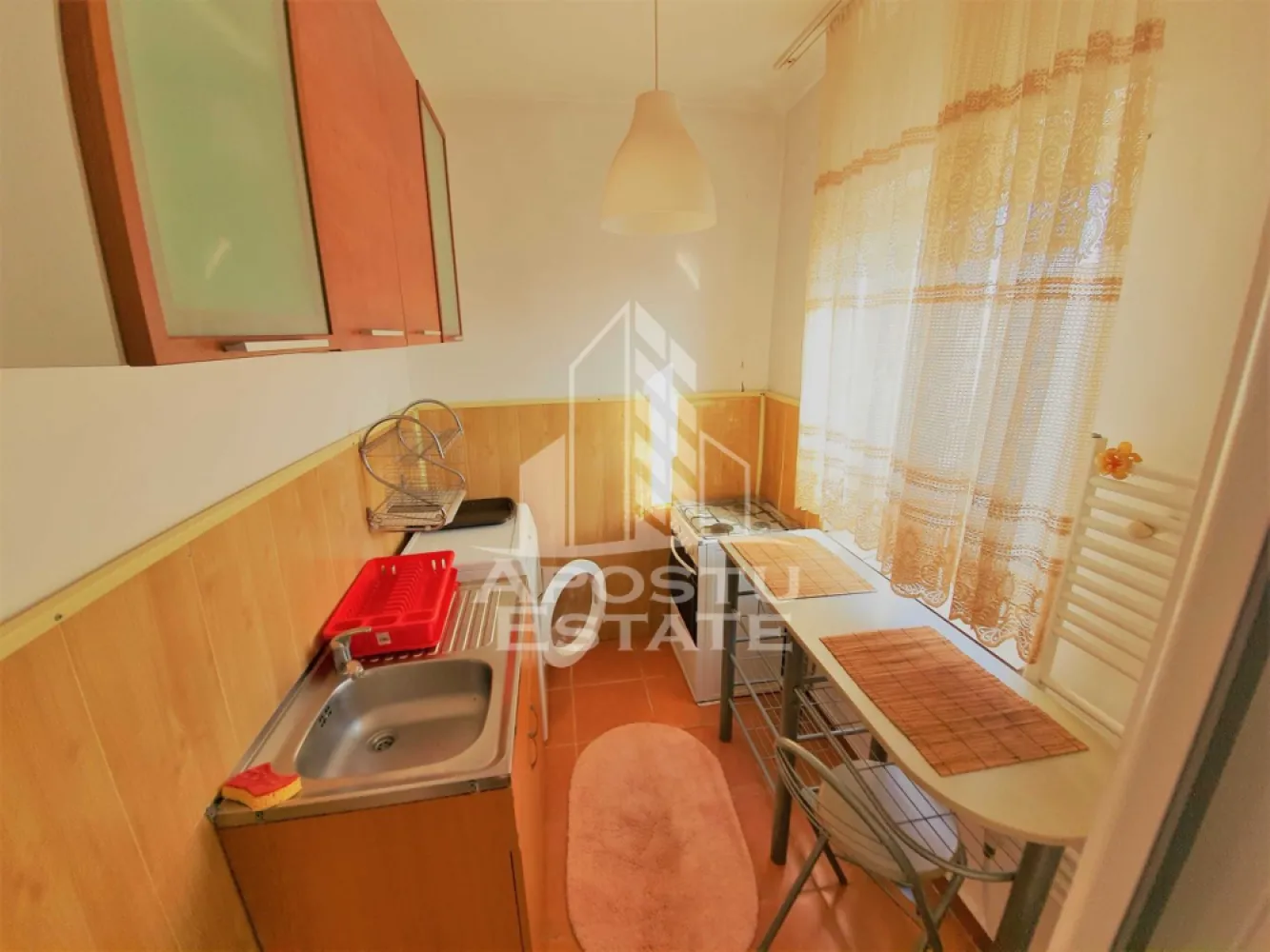 Apartament cu 1 camera de inchiriat, zona Lipovei, Timisoara - Agentia imobiliara APOSTU ESTATE va propune spre inchiriere un apartament cu 1 camera, situat intr-o zona bine pozitionata din Timisoara, potrivit pentru cupluri sau studenti care isi doresc o locuinta unde sa se simta confortabil si cu acces facil catre scoli, facultati, statii de autobuz si magazine.

Suprafata utila: 35 mp
Compartimentare eficienta:
- Hol de acces
- Bucatarie inchisa, complet mobilata si utilata
- Baie prevazuta cu cada si ventilatie artificiala

Confort si facilitati:
- Incalzire apartament: termoficare
- Balcon
- Apartamentul este complet mobilat si utilat de catre proprietar

Localizare: Zona Lipovei, in apropiere de magazinul Lidl, Iulius Mall, magazine si mijloace de transport in comun.

Ideal pentru:
- Cupluri
- Persoane singure
- Studenti

Pret chirie: 300€
Programeaza o vizionare pentru a-ti putea imagina viitorul aici!
ID intern: CP2569253