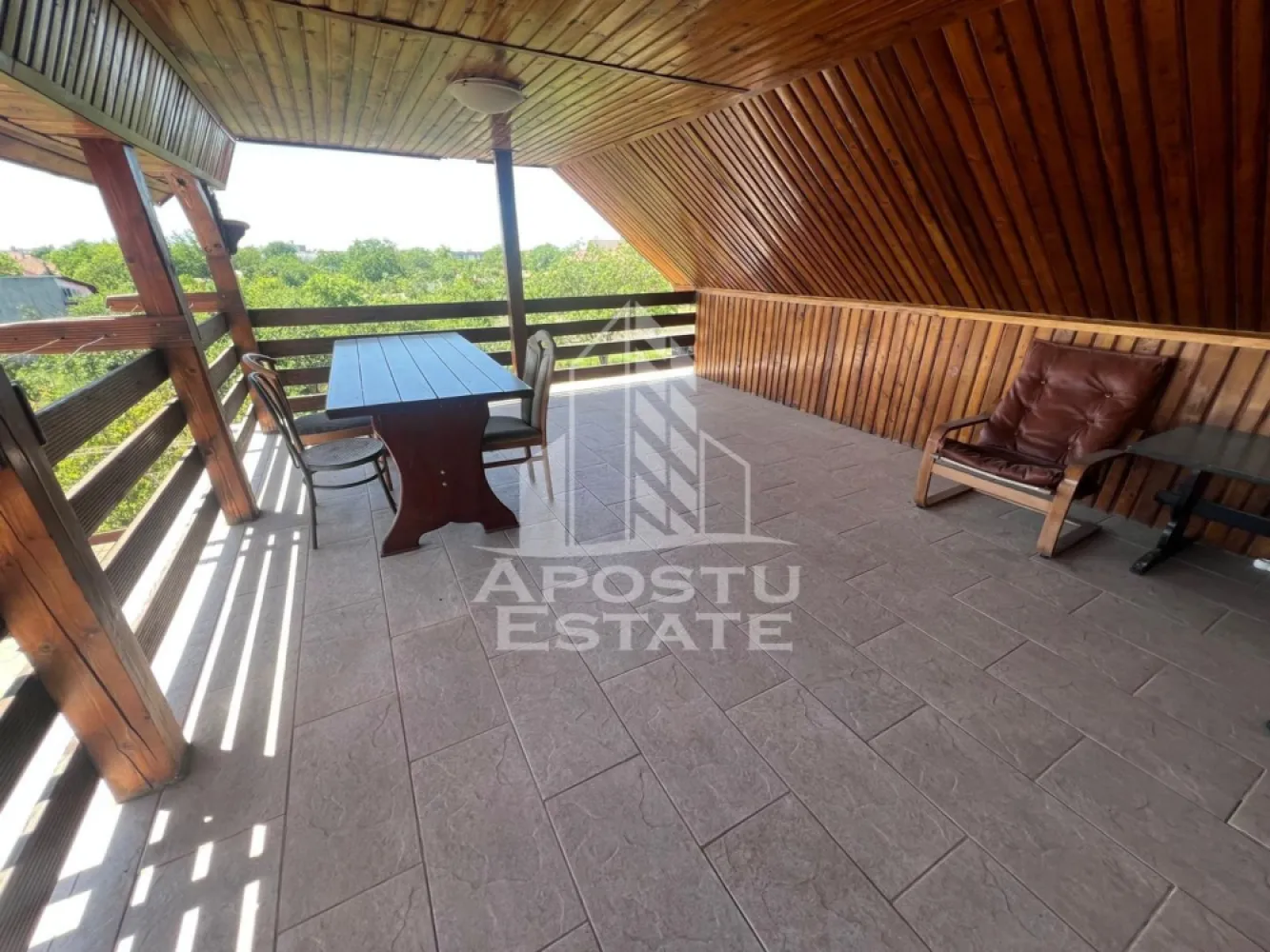 Apartament 3 camere de inchiriat in Mehala, Timisoara - Apostu Estate va propune spre inchiriere un apartament spatios, cu 3 camere, situat in zona Mehala din Timisoara.

Apartamentul se afla la etajul 2 al unei case/vile, intr-un imobil finalizat in anul 2000. Locuinta are o suprafata utila de 70 mp si beneficiaza de o terasa generoasa de 30 mp, ideala pentru relaxare, luat masa in aer liber sau amenajarea unui spatiu verde privat.

Compartimentarea este semidecomandata si practica, fiind potrivita pentru o familie, un cuplu sau persoane care isi doresc mai mult spatiu. Apartamentul este compus din 3 camere, bucatarie si baie.

Locuinta se prezinta in stare buna si dispune de aer conditionat, oferind confort pe tot parcursul anului.

Zona Mehala este apreciata pentru accesul facil catre punctele importante ale orasului, dar si pentru atmosfera linistita, cu strazi asfaltate, iluminat stradal si mijloace de transport in comun in apropiere. Pentru mai multe detalii sau pentru programarea unei vizionari, va asteptam sa ne contacta