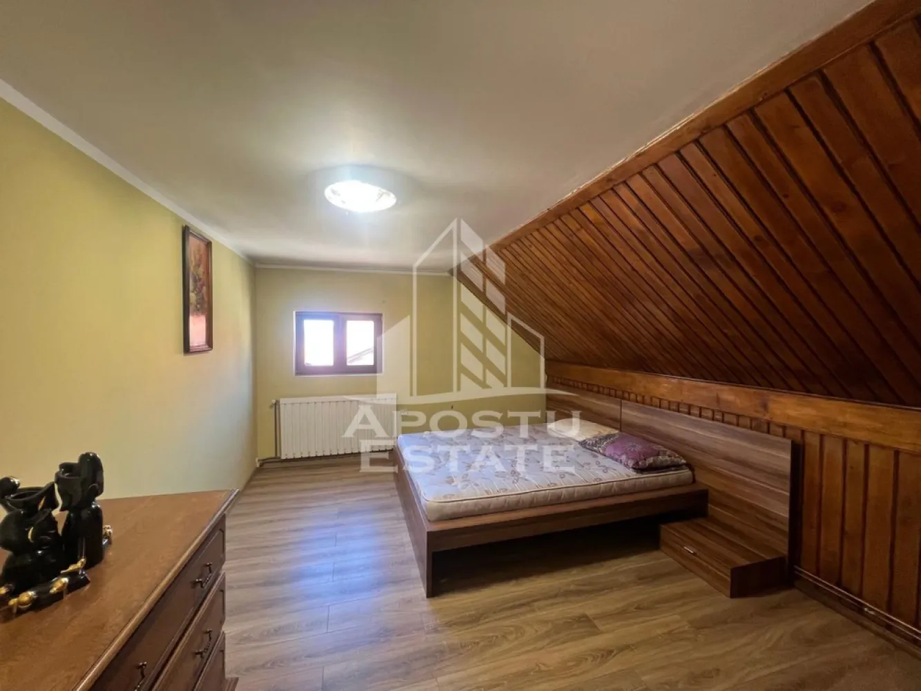 Apartament 3 camere de inchiriat in Mehala, Timisoara - Apostu Estate va propune spre inchiriere un apartament spatios, cu 3 camere, situat in zona Mehala din Timisoara.

Apartamentul se afla la etajul 2 al unei case/vile, intr-un imobil finalizat in anul 2000. Locuinta are o suprafata utila de 70 mp si beneficiaza de o terasa generoasa de 30 mp, ideala pentru relaxare, luat masa in aer liber sau amenajarea unui spatiu verde privat.

Compartimentarea este semidecomandata si practica, fiind potrivita pentru o familie, un cuplu sau persoane care isi doresc mai mult spatiu. Apartamentul este compus din 3 camere, bucatarie si baie.

Locuinta se prezinta in stare buna si dispune de aer conditionat, oferind confort pe tot parcursul anului.

Zona Mehala este apreciata pentru accesul facil catre punctele importante ale orasului, dar si pentru atmosfera linistita, cu strazi asfaltate, iluminat stradal si mijloace de transport in comun in apropiere. Pentru mai multe detalii sau pentru programarea unei vizionari, va asteptam sa ne contacta
