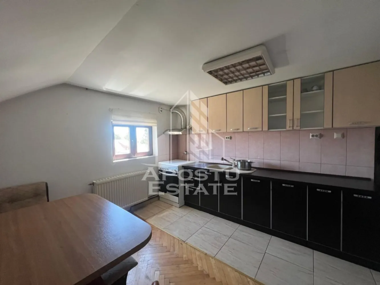 Apartament 3 camere de inchiriat in Mehala, Timisoara - Apostu Estate va propune spre inchiriere un apartament spatios, cu 3 camere, situat in zona Mehala din Timisoara.

Apartamentul se afla la etajul 2 al unei case/vile, intr-un imobil finalizat in anul 2000. Locuinta are o suprafata utila de 70 mp si beneficiaza de o terasa generoasa de 30 mp, ideala pentru relaxare, luat masa in aer liber sau amenajarea unui spatiu verde privat.

Compartimentarea este semidecomandata si practica, fiind potrivita pentru o familie, un cuplu sau persoane care isi doresc mai mult spatiu. Apartamentul este compus din 3 camere, bucatarie si baie.

Locuinta se prezinta in stare buna si dispune de aer conditionat, oferind confort pe tot parcursul anului.

Zona Mehala este apreciata pentru accesul facil catre punctele importante ale orasului, dar si pentru atmosfera linistita, cu strazi asfaltate, iluminat stradal si mijloace de transport in comun in apropiere. Pentru mai multe detalii sau pentru programarea unei vizionari, va asteptam sa ne contacta