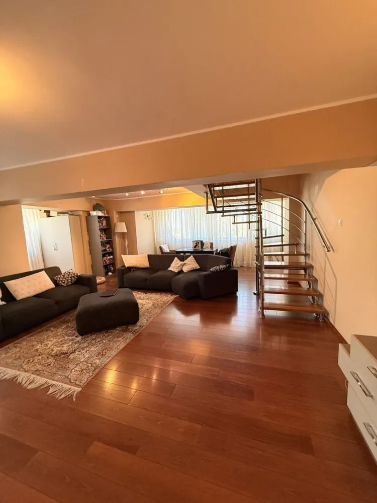 Apartament 4 camere, Strada Domnească - Vă propunem spre vânzare un apartament spațios pe 2 niveluri (etajele 3 și 4), cu scară interioară.
Suprafață utilă: 157 mp, oferind un confort sporit și compartimentare excelentă.
An construcție: 2007 (bloc dotat cu lift).

Compartimentare pe etaje:
Etajul 3: Living generos, bucătărie, baie, hol și scara interioară.
Etajul 4: 3 dormitoare primitoare, baie și hol.

Anexe incluse: Boxă (bășcă) privată cu o suprafață de 13 mp, ideală pentru depozitare.
Parcare: 2 locuri de parcare incluse.

Stare interior: Se vinde complet mobilat și utilat (gata de mutare).

Intrarea in bloc se face de pe Str. Alexandru Ioan Cuza

Preț: 255.000 €