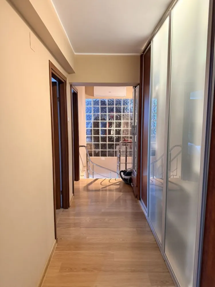 Apartament 4 camere, Strada Domnească - Vă propunem spre vânzare un apartament spațios pe 2 niveluri (etajele 3 și 4), cu scară interioară.
Suprafață utilă: 157 mp, oferind un confort sporit și compartimentare excelentă.
An construcție: 2007 (bloc dotat cu lift).

Compartimentare pe etaje:
Etajul 3: Living generos, bucătărie, baie, hol și scara interioară.
Etajul 4: 3 dormitoare primitoare, baie și hol.

Anexe incluse: Boxă (bășcă) privată cu o suprafață de 13 mp, ideală pentru depozitare.
Parcare: 2 locuri de parcare incluse.

Stare interior: Se vinde complet mobilat și utilat (gata de mutare).

Intrarea in bloc se face de pe Str. Alexandru Ioan Cuza

Preț: 255.000 €