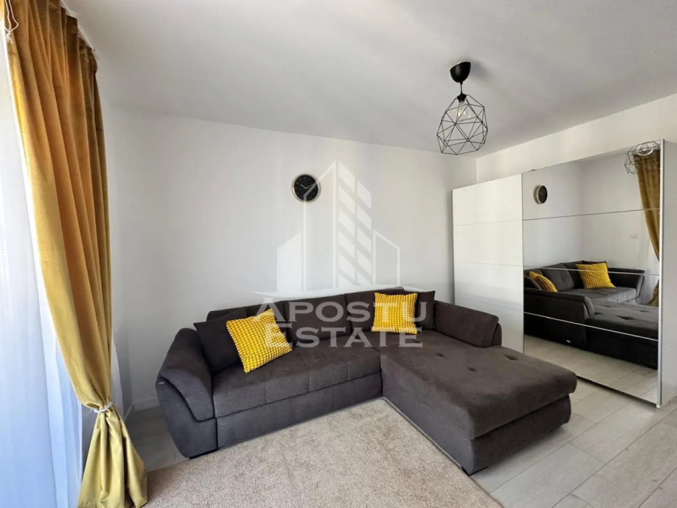 Apartament 1 camera de inchiriat, loc de parcare, Giroc - Agentia imobiliara APOSTU ESTATE va propune spre inchiriere un apartament cu o camera, spatios si luminos, pretabil pentru persoane singure sau un cuplu care isi doresc o locuinta confortabila si primitoare
Suprafata utila: 35 mp

Compartimentare eficienta:
-Bucatarie inchisa complet mobilata si utilata, cu loc de luat masa
-Dormitor complet mbilat si utilat
-Baie prevazuta cu ccada si geam la baie pentru ventilatie naturala

Confort si facilitati:
-Masina de spalat rufe
-Balcon
-Loc de parcare inclus in pret
-Incalzirea apartamentului: centrala proprie (incalzire prin pardoseala)

Localizare:
-Timis, Giroc, proximitatea strazii Neptun, Profi

Ideal pentru:
-Persoane singure
-Cupluri

Disponibilitate: 01.07.2026
Pret chirie lunara: 350 euro negociabil
Programeaza o vizionare pentru a-ti putea imagina viitorul aici!
Id intern: CP2695035
