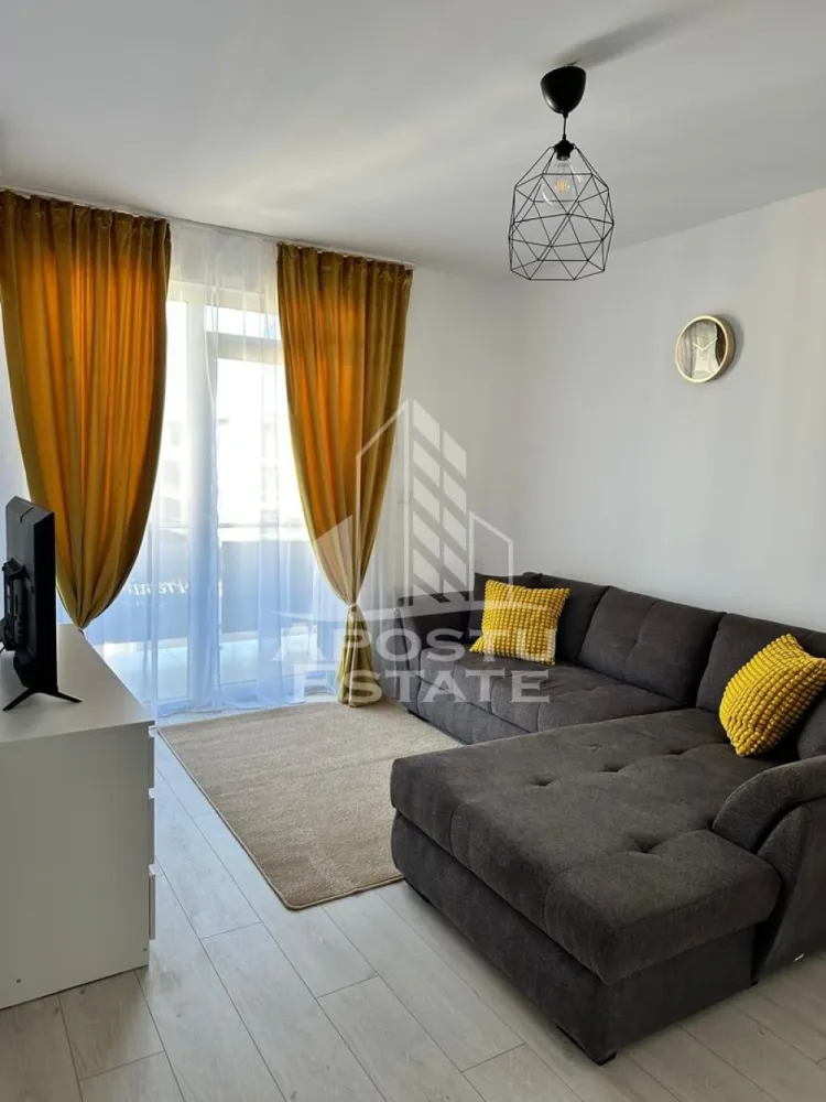 Apartament 1 camera de inchiriat, loc de parcare, Giroc - Agentia imobiliara APOSTU ESTATE va propune spre inchiriere un apartament cu o camera, spatios si luminos, pretabil pentru persoane singure sau un cuplu care isi doresc o locuinta confortabila si primitoare
Suprafata utila: 35 mp

Compartimentare eficienta:
-Bucatarie inchisa complet mobilata si utilata, cu loc de luat masa
-Dormitor complet mbilat si utilat
-Baie prevazuta cu ccada si geam la baie pentru ventilatie naturala

Confort si facilitati:
-Masina de spalat rufe
-Balcon
-Loc de parcare inclus in pret
-Incalzirea apartamentului: centrala proprie (incalzire prin pardoseala)

Localizare:
-Timis, Giroc, proximitatea strazii Neptun, Profi

Ideal pentru:
-Persoane singure
-Cupluri

Disponibilitate: 01.07.2026
Pret chirie lunara: 350 euro negociabil
Programeaza o vizionare pentru a-ti putea imagina viitorul aici!
Id intern: CP2695035