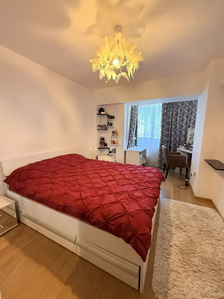 Apartament 4 camere, Strada Domnească - Vă propunem spre vânzare un apartament spațios pe 2 niveluri (etajele 3 și 4), cu scară interioară.
Suprafață utilă: 157 mp, oferind un confort sporit și compartimentare excelentă.
An construcție: 2007 (bloc dotat cu lift).

Compartimentare pe etaje:
Etajul 3: Living generos, bucătărie, baie, hol și scara interioară.
Etajul 4: 3 dormitoare primitoare, baie și hol.

Anexe incluse: Boxă (bășcă) privată cu o suprafață de 13 mp, ideală pentru depozitare.
Parcare: 2 locuri de parcare incluse.

Stare interior: Se vinde complet mobilat și utilat (gata de mutare).

Intrarea in bloc se face de pe Str. Alexandru Ioan Cuza

Preț: 255.000 €
