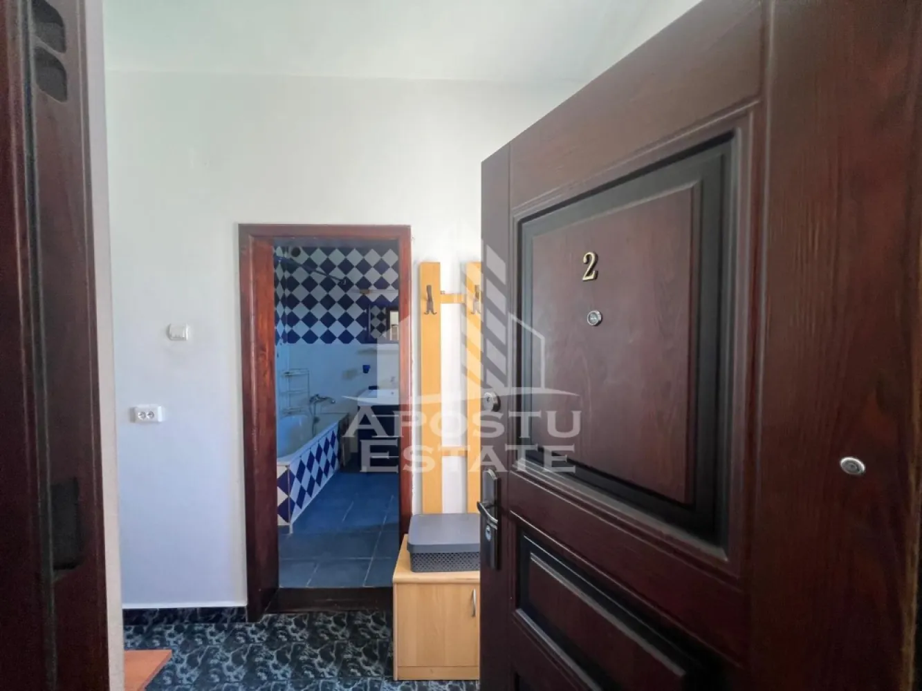 Apartament 2 camere de inchiriat in Mehala, Timisoara - Apostu Estate va propune spre inchiriere un apartament spatios, cu 2 camere, situat in zona Mehala din Timisoara.

Apartamentul se afla la etajul 1 al unei case/vile, intr-un imobil finalizat in anul 2000. Locuinta are o suprafata utila de 50 mp 
Compartimentarea este semidecomandata si practica, fiind potrivita pentru o familie, un cuplu sau persoane care isi doresc mai mult spatiu. Apartamentul este compus din doua camere, bucatarie si baie.

Locuinta se prezinta in stare buna 

Zona Mehala este apreciata pentru accesul facil catre punctele importante ale orasului, dar si pentru atmosfera linistita, cu strazi asfaltate, iluminat stradal si mijloace de transport in comun in apropiere. Pentru mai multe detalii sau pentru programarea unei vizionari, va asteptam sa ne contacta