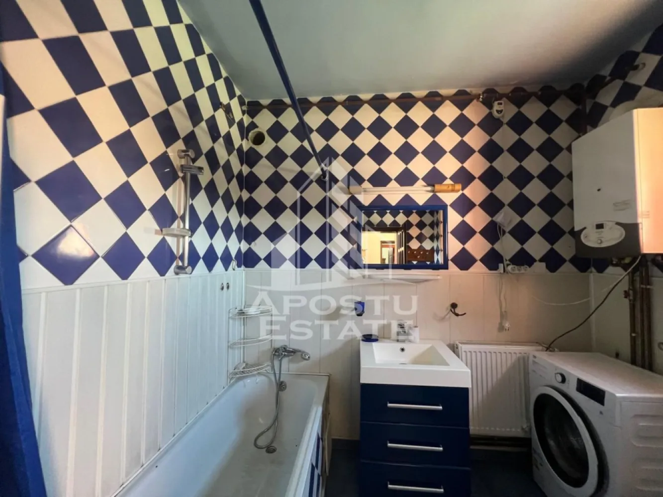 Apartament 2 camere de inchiriat in Mehala, Timisoara - Apostu Estate va propune spre inchiriere un apartament spatios, cu 2 camere, situat in zona Mehala din Timisoara.

Apartamentul se afla la etajul 1 al unei case/vile, intr-un imobil finalizat in anul 2000. Locuinta are o suprafata utila de 50 mp 
Compartimentarea este semidecomandata si practica, fiind potrivita pentru o familie, un cuplu sau persoane care isi doresc mai mult spatiu. Apartamentul este compus din doua camere, bucatarie si baie.

Locuinta se prezinta in stare buna 

Zona Mehala este apreciata pentru accesul facil catre punctele importante ale orasului, dar si pentru atmosfera linistita, cu strazi asfaltate, iluminat stradal si mijloace de transport in comun in apropiere. Pentru mai multe detalii sau pentru programarea unei vizionari, va asteptam sa ne contacta