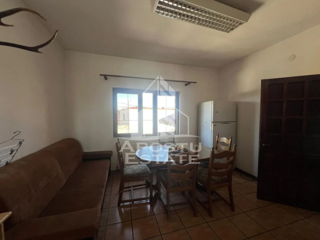 Apartament 2 camere de inchiriat in Mehala, Timisoara - Apostu Estate va propune spre inchiriere un apartament spatios, cu 2 camere, situat in zona Mehala din Timisoara.

Apartamentul se afla la etajul 1 al unei case/vile, intr-un imobil finalizat in anul 2000. Locuinta are o suprafata utila de 50 mp 
Compartimentarea este semidecomandata si practica, fiind potrivita pentru o familie, un cuplu sau persoane care isi doresc mai mult spatiu. Apartamentul este compus din doua camere, bucatarie si baie.

Locuinta se prezinta in stare buna 

Zona Mehala este apreciata pentru accesul facil catre punctele importante ale orasului, dar si pentru atmosfera linistita, cu strazi asfaltate, iluminat stradal si mijloace de transport in comun in apropiere. Pentru mai multe detalii sau pentru programarea unei vizionari, va asteptam sa ne contacta