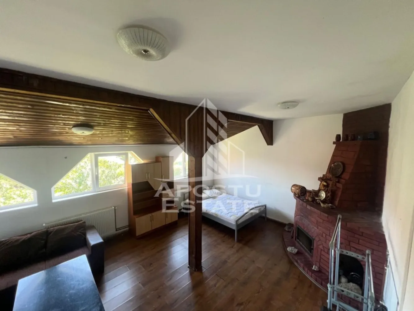 Apartament 2 camere de inchiriat in Mehala, Timisoara - Apostu Estate va propune spre inchiriere un apartament spatios, cu 2 camere, situat in zona Mehala din Timisoara.

Apartamentul se afla la etajul 1 al unei case/vile, intr-un imobil finalizat in anul 2000. Locuinta are o suprafata utila de 50 mp 
Compartimentarea este semidecomandata si practica, fiind potrivita pentru o familie, un cuplu sau persoane care isi doresc mai mult spatiu. Apartamentul este compus din doua camere, bucatarie si baie.

Locuinta se prezinta in stare buna 

Zona Mehala este apreciata pentru accesul facil catre punctele importante ale orasului, dar si pentru atmosfera linistita, cu strazi asfaltate, iluminat stradal si mijloace de transport in comun in apropiere. Pentru mai multe detalii sau pentru programarea unei vizionari, va asteptam sa ne contacta