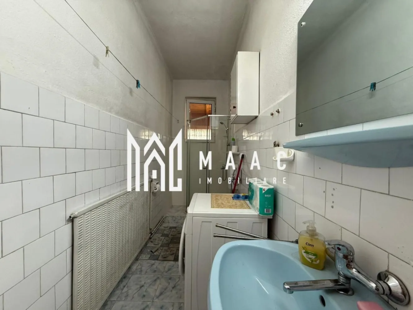 Casă 3 Camere | Curte 400 MP | Zonă Centrală - MAAC Imobiliare vă propune spre închiriere o casă spațioasă, situată într-o zonă centrală.

Caracteristici principale

• suprafață utilă de 100 mp
• curte generoasă de 400 mp
• 3 camere
• zonă centrală
• disponibilă imediat

Compartimentare și spații interioare

• living luminos și spațios
• 2 dormitoare confortabile
• bucătărie separată, practică și funcțională
• baie complet utilată cu cadă și mașină de spălat rufe

 Pentru mai multe detalii sau programarea unei vizionări, vă rugăm să contactați MAAC Imobiliare și să menționați tipul proprietății: CP3091490.