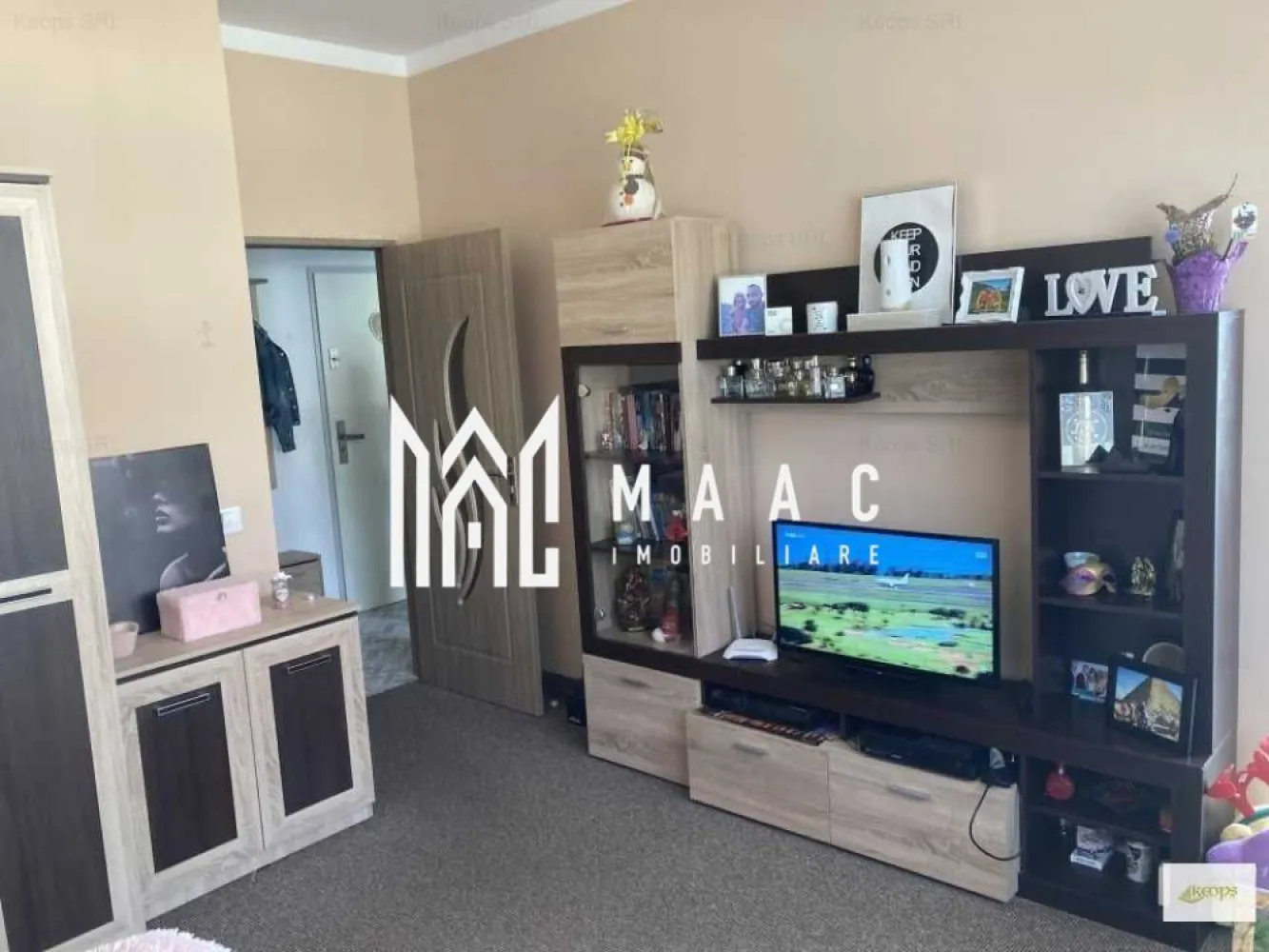 Garsonieră | Decomandata | Etaj 3 | Balcon | Turnișor - MAAC Imobiliare vă propune spre închiriere o garsonieră decomandată, situată în cartierul Turnișor, o zonă apreciată pentru accesul facil către Zona Industrială Vest și către centrul orașului.

Detalii proprietate:
Suprafață utilă: 32 mp
Balcon: 4 mp
Etaj: 3 din 4
Compartimentare: decomandată
Loc de parcare inclus
Disponibilă începând cu data de 15 iunie

Dotări și beneficii:
Centrală termică proprie pe gaz
Aer condiționat
Mașină de spălat rufe
Combină frigorifică
Aragaz cu cuptor
Balcon cu acces din cameră și bucătărie
Locație cu acces rapid către Zona Industrială Vest
Stație de autobuz la aproximativ 2 minute de mers pe jos
Acces facil către centrul orașului

Alte informații:
Contractul de închiriere se înregistrează la ANAF
Proprietatea se închiriază pentru o singură persoană

Pentru mai multe detalii sau pentru a programa o vizionare, va rugam specificati telefonic ID: CP3128556