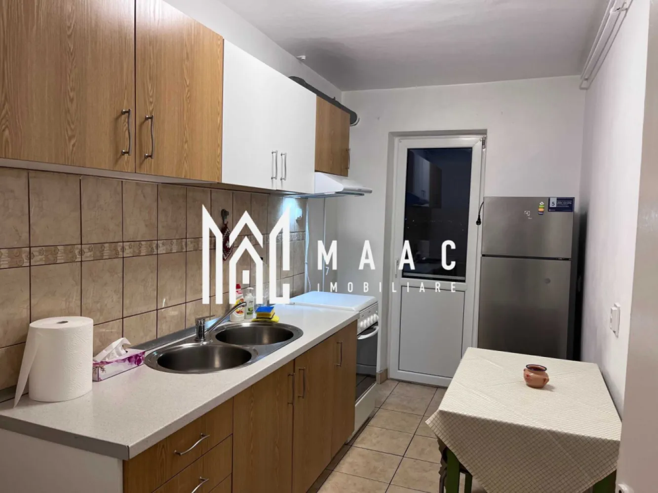 Apartament 2 camere | 55 MP | Balcon | Mihai Viteazul - MAAC Imobiliare vă propune spre închiriere un apartament decomandat cu 2 camere, situat pe Bulevardul Mihai Viteazul, una dintre cele mai căutate zone ale orașului, datorită accesului facil către centre comerciale, instituții de învățământ, mijloace de transport și alte puncte de interes.

Apartamentul este amplasat la etajul 9 din 10 al unui imobil dotat cu lift și se închiriază complet mobilat și utilat.

Detalii proprietate:
Suprafață utilă: 55 mp
Etaj 9 din 10
Compartimentare decomandată
Bloc dotat cu lift
Disponibil începând cu data de 16 iunie

Compartimentare:
2 camere
1 bucătărie
1 baie
Balcon generos

Beneficii:
Complet mobilat și utilat
Vedere panoramică către Dealul Gușteriței
Zonă cu acces facil către toate punctele de interes ale orașului
Ideal pentru persoane singure, cupluri sau familii

Pentru mai multe detalii sau pentru a programa o vizionare, va rugam specificati telefonic ID: CP3128567