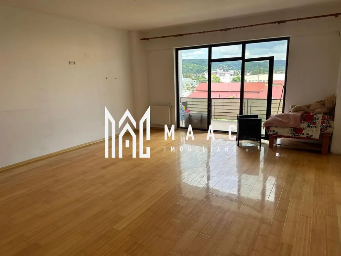 Apartament 3 camere | etaj 3 | 87 mpu | 2 bai | - MAAC Imobiliare vă propune spre vânzare un apartament modern cu 3 camere, situat în zona Ostroveni – Kaufland, într-un complex rezidențial construit în anul 2015. Proprietatea se remarcă prin suprafața generoasă, compartimentarea eficientă și poziționarea excelentă, fiind alegerea ideală pentru o familie care își dorește confort, accesibilitate și un stil de viață modern.
Caracteristici:
Apartament cu 3 camere
Suprafață construită: 104 mp
Suprafață utilă: 87 mp
Complex rezidențial construit în 2015
Zonă apreciată și bine conectată
Ideal pentru locuit sau investiție
Compartimentare:
Living spațios și luminos
Bucătărie separată
2 dormitoare generoase
2 băi
Balcon
Hol de acces
Dotări:
Aer condiționat
2 lifturi moderne, de ultimă generație
Finisaje moderne
Spații comune îngrijite
Confort termic foarte bun
Avantaje:
Poziționare excelentă în zona Ostroveni – Kaufland
Acces rapid către centrul orașului
Conexiune facilă către toate punctele de interes
În apropierea școlilor și grădinițelor
Magazine și centre comerciale la câțiva pași
Ideal pentru familii care își doresc spațiu și confort
Complex rezidențial modern și bine administrat
Acest apartament oferă combinația perfectă între spațiu, funcționalitate și localizare, într-una dintre cele mai căutate zone rezidențiale din Râmnicu Vâlcea.
Pentru mai multe informații și programarea unei vizionări, echipa MAAC Imobiliare vă stă la dispoziție.ID 3128585