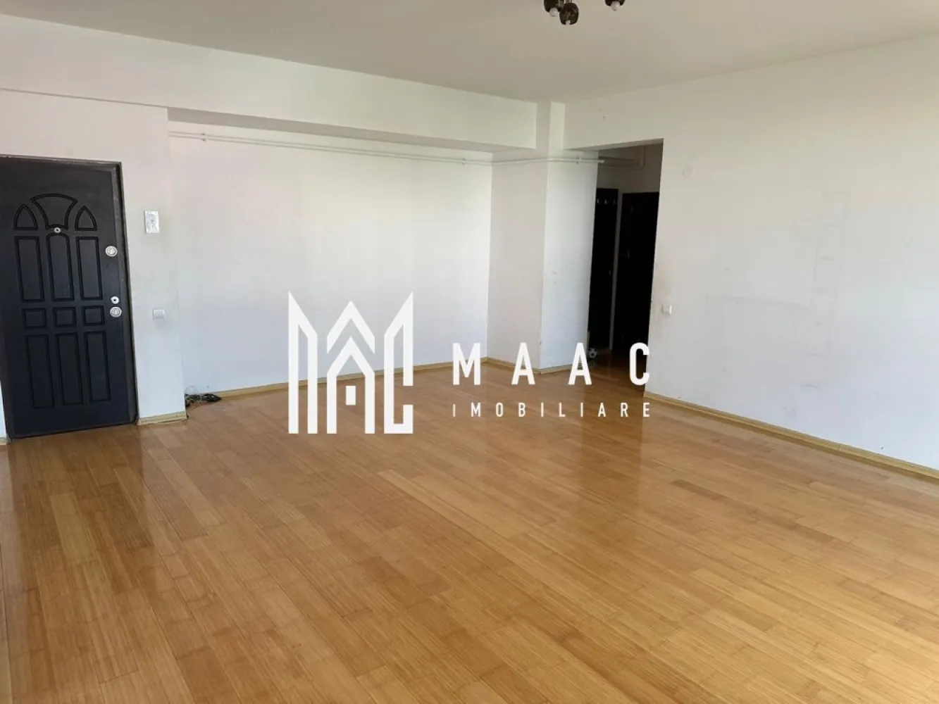 Apartament 3 camere | etaj 3 | 87 mpu | 2 bai | - MAAC Imobiliare vă propune spre vânzare un apartament modern cu 3 camere, situat în zona Ostroveni – Kaufland, într-un complex rezidențial construit în anul 2015. Proprietatea se remarcă prin suprafața generoasă, compartimentarea eficientă și poziționarea excelentă, fiind alegerea ideală pentru o familie care își dorește confort, accesibilitate și un stil de viață modern.
Caracteristici:
Apartament cu 3 camere
Suprafață construită: 104 mp
Suprafață utilă: 87 mp
Complex rezidențial construit în 2015
Zonă apreciată și bine conectată
Ideal pentru locuit sau investiție
Compartimentare:
Living spațios și luminos
Bucătărie separată
2 dormitoare generoase
2 băi
Balcon
Hol de acces
Dotări:
Aer condiționat
2 lifturi moderne, de ultimă generație
Finisaje moderne
Spații comune îngrijite
Confort termic foarte bun
Avantaje:
Poziționare excelentă în zona Ostroveni – Kaufland
Acces rapid către centrul orașului
Conexiune facilă către toate punctele de interes
În apropierea școlilor și grădinițelor
Magazine și centre comerciale la câțiva pași
Ideal pentru familii care își doresc spațiu și confort
Complex rezidențial modern și bine administrat
Acest apartament oferă combinația perfectă între spațiu, funcționalitate și localizare, într-una dintre cele mai căutate zone rezidențiale din Râmnicu Vâlcea.
Pentru mai multe informații și programarea unei vizionări, echipa MAAC Imobiliare vă stă la dispoziție.ID 3128585