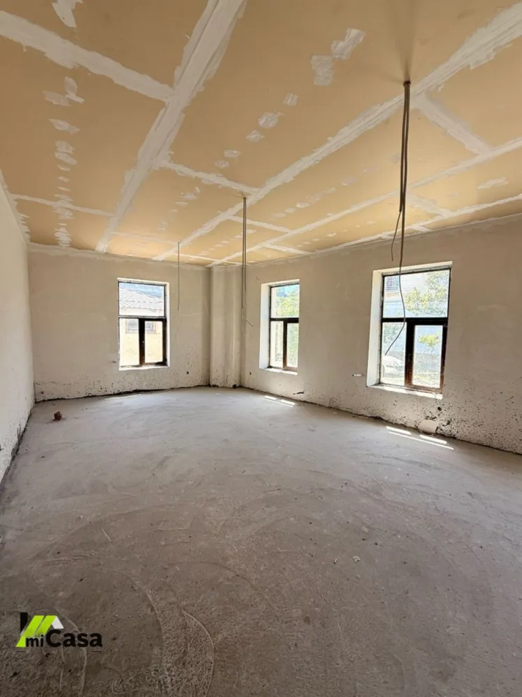 Cladire 1200mp, zona Gării - Vă propunem spre vânzare o clădire deosebită, situată în zona Gării
Suprafață: 1200 mp construiți (1060 mp utili)
Amprentă la sol: 620 mp
Stare imobil: Clădire consolidată integral în anul 2024
Utilități complete: Curent, apă, gaz și canalizare
Sistem de încălzire: Instalație complet trasă pentru centrală termică pe gaz (pregătită pentru calorifere)

Modalități de plată: Se acceptă și achiziția prin credit bancar

Compartimentare eficientă:
Parter:
6 camere spațioase (compartimentare adaptabilă)
2 toalete mari (cu posibilitate de reconfigurare și împărțire în mai multe cabine)

Etaj:
Spațiu generos de tip open space, ideal pentru personalizare
1 baie mare (preparată pentru a fi compartimentată în funcție de necesități)

Avantaje suplimentare și exterior:
Ieșire directă în spate către un parc administrat de CFR, cu o suprafață de 1500 mp, ce oferă o zonă verde excelentă de relaxare.

Proprietatea este ideală pentru activități comerciale, birouri, clinici, sedii de firmă sau centre educaționale datorită poziționării și a flexibilității spațiului interior.