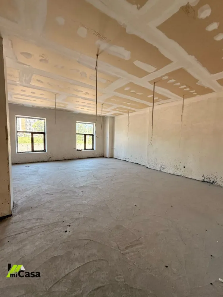 Cladire 1200mp, zona Gării - Vă propunem spre vânzare o clădire deosebită, situată în zona Gării
Suprafață: 1200 mp construiți (1060 mp utili)
Amprentă la sol: 620 mp
Stare imobil: Clădire consolidată integral în anul 2024
Utilități complete: Curent, apă, gaz și canalizare
Sistem de încălzire: Instalație complet trasă pentru centrală termică pe gaz (pregătită pentru calorifere)

Modalități de plată: Se acceptă și achiziția prin credit bancar

Compartimentare eficientă:
Parter:
6 camere spațioase (compartimentare adaptabilă)
2 toalete mari (cu posibilitate de reconfigurare și împărțire în mai multe cabine)

Etaj:
Spațiu generos de tip open space, ideal pentru personalizare
1 baie mare (preparată pentru a fi compartimentată în funcție de necesități)

Avantaje suplimentare și exterior:
Ieșire directă în spate către un parc administrat de CFR, cu o suprafață de 1500 mp, ce oferă o zonă verde excelentă de relaxare.

Proprietatea este ideală pentru activități comerciale, birouri, clinici, sedii de firmă sau centre educaționale datorită poziționării și a flexibilității spațiului interior.