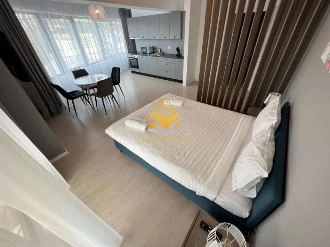 o camera,parcare, bloc nou, terasa,Manastur, West City, Calea Floresti - GOLDNESS Imobiliare vă propune spre închiriere un apartament cu o camera complet mobilat și utilat, la etajul 2 într-un imobil de 28 etaje, în cartierul Manastur. Apartamentul este compartimentat astfel:
 - living cu bucatarie open-space complet utilată, canapea extensibla, loc de servit masa, pat matrimonial
 - baie cu cabina de dus calorifer port prosop inox și dulap pentru depozitare.
 - terasa de 7 mp.
 
Imobilul este dotat cu toate cele necesare- centrală proprie, mașină de spălat haine, frigider, plită electrică, hotă, etc. 
Se află în apropierea stațiilor de transport în comun, magazine, restaurante, spații verzi, farmacii, etc. 
Se poate inchiria parcare subterana cu 50E

Dacă sunteți interesați de acest apartament și doriți să îl vizionați, dar și pentru alte oferte sau detalii nu ezitați să ne contactați telefonic sau prin e-mail - goldnessimobiliare@gmail.com. Vă stăm la dispoziție!
Pentru intermediere se percepe un comision de 50% din prețul chiriei!