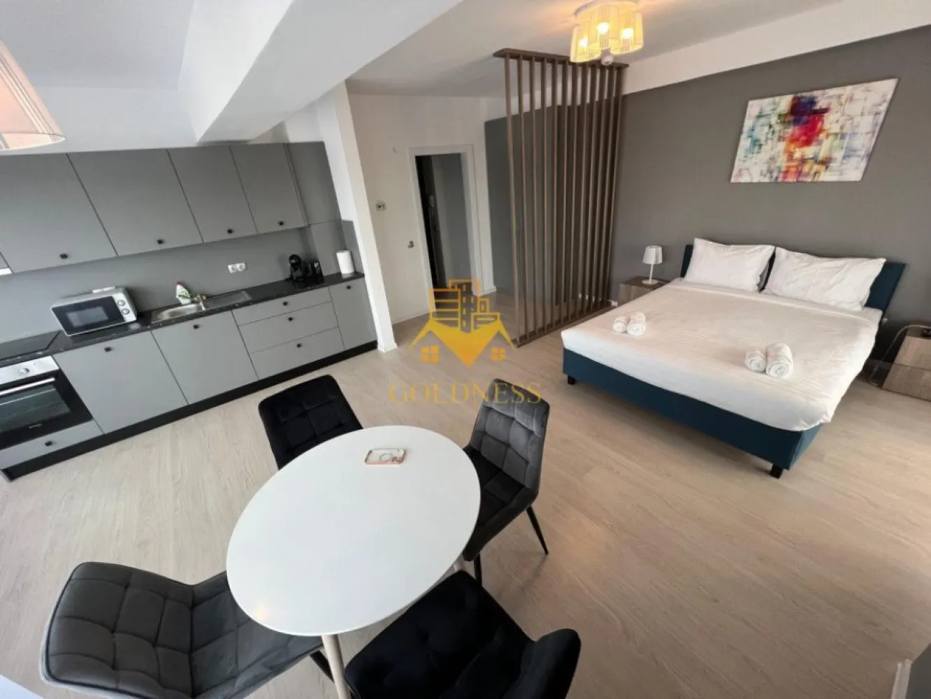 o camera,parcare, bloc nou, terasa,Manastur, West City, Calea Floresti - GOLDNESS Imobiliare vă propune spre închiriere un apartament cu o camera complet mobilat și utilat, la etajul 2 într-un imobil de 28 etaje, în cartierul Manastur. Apartamentul este compartimentat astfel:
 - living cu bucatarie open-space complet utilată, canapea extensibla, loc de servit masa, pat matrimonial
 - baie cu cabina de dus calorifer port prosop inox și dulap pentru depozitare.
 - terasa de 7 mp.
 
Imobilul este dotat cu toate cele necesare- centrală proprie, mașină de spălat haine, frigider, plită electrică, hotă, etc. 
Se află în apropierea stațiilor de transport în comun, magazine, restaurante, spații verzi, farmacii, etc. 
Se poate inchiria parcare subterana cu 50E

Dacă sunteți interesați de acest apartament și doriți să îl vizionați, dar și pentru alte oferte sau detalii nu ezitați să ne contactați telefonic sau prin e-mail - goldnessimobiliare@gmail.com. Vă stăm la dispoziție!
Pentru intermediere se percepe un comision de 50% din prețul chiriei!