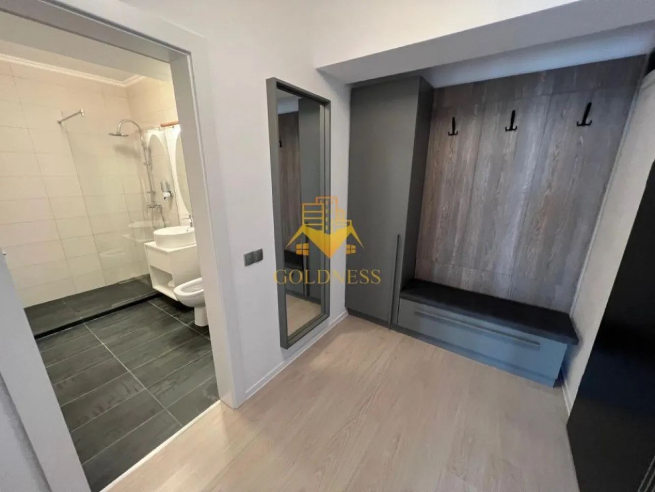o camera,parcare, bloc nou, terasa,Manastur, West City, Calea Floresti - GOLDNESS Imobiliare vă propune spre închiriere un apartament cu o camera complet mobilat și utilat, la etajul 2 într-un imobil de 28 etaje, în cartierul Manastur. Apartamentul este compartimentat astfel:
 - living cu bucatarie open-space complet utilată, canapea extensibla, loc de servit masa, pat matrimonial
 - baie cu cabina de dus calorifer port prosop inox și dulap pentru depozitare.
 - terasa de 7 mp.
 
Imobilul este dotat cu toate cele necesare- centrală proprie, mașină de spălat haine, frigider, plită electrică, hotă, etc. 
Se află în apropierea stațiilor de transport în comun, magazine, restaurante, spații verzi, farmacii, etc. 
Se poate inchiria parcare subterana cu 50E

Dacă sunteți interesați de acest apartament și doriți să îl vizionați, dar și pentru alte oferte sau detalii nu ezitați să ne contactați telefonic sau prin e-mail - goldnessimobiliare@gmail.com. Vă stăm la dispoziție!
Pentru intermediere se percepe un comision de 50% din prețul chiriei!