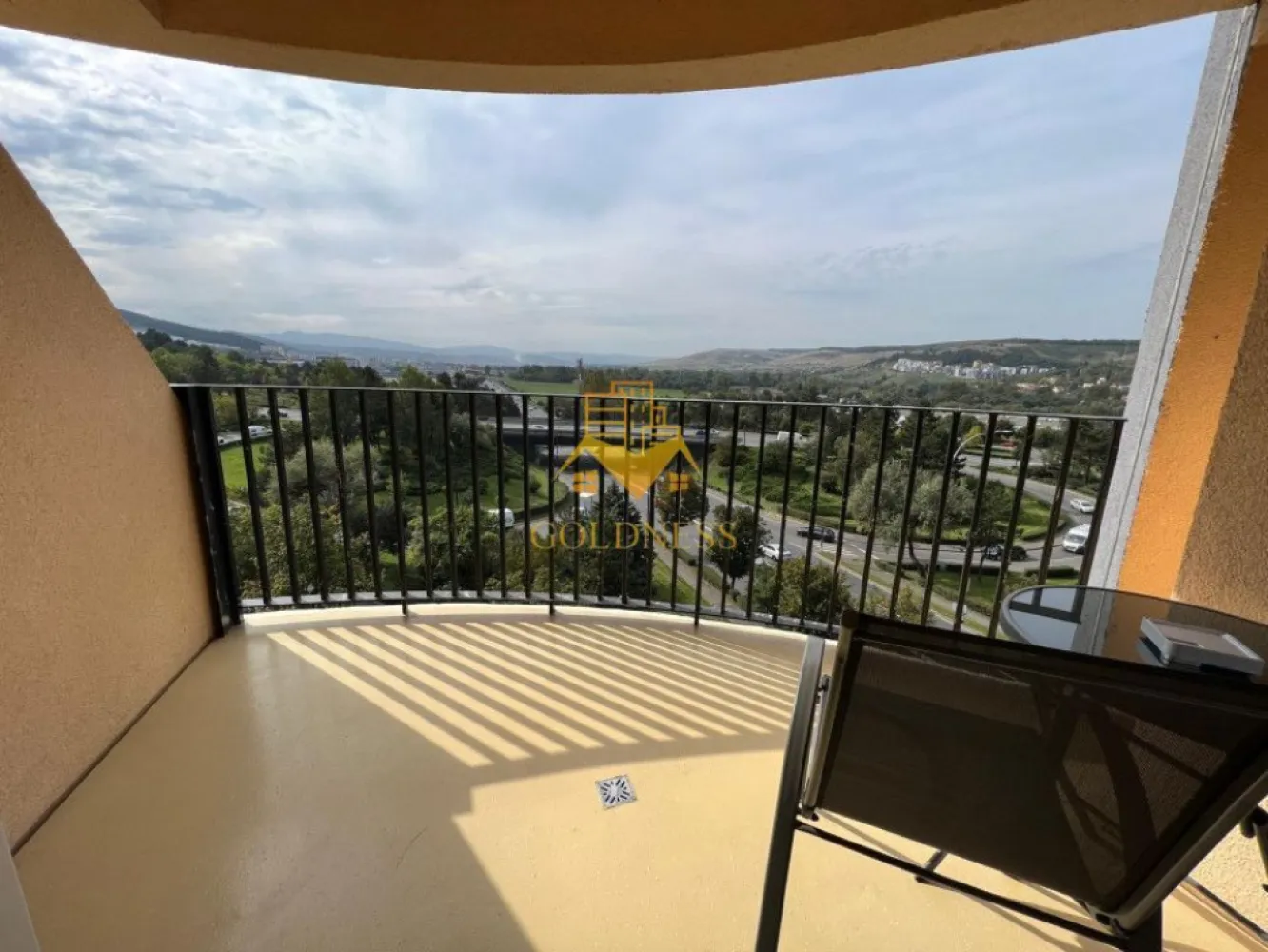 o camera,parcare, bloc nou, terasa,Manastur, West City, Calea Floresti - GOLDNESS Imobiliare vă propune spre închiriere un apartament cu o camera complet mobilat și utilat, la etajul 2 într-un imobil de 28 etaje, în cartierul Manastur. Apartamentul este compartimentat astfel:
 - living cu bucatarie open-space complet utilată, canapea extensibla, loc de servit masa, pat matrimonial
 - baie cu cabina de dus calorifer port prosop inox și dulap pentru depozitare.
 - terasa de 7 mp.
 
Imobilul este dotat cu toate cele necesare- centrală proprie, mașină de spălat haine, frigider, plită electrică, hotă, etc. 
Se află în apropierea stațiilor de transport în comun, magazine, restaurante, spații verzi, farmacii, etc. 
Se poate inchiria parcare subterana cu 50E

Dacă sunteți interesați de acest apartament și doriți să îl vizionați, dar și pentru alte oferte sau detalii nu ezitați să ne contactați telefonic sau prin e-mail - goldnessimobiliare@gmail.com. Vă stăm la dispoziție!
Pentru intermediere se percepe un comision de 50% din prețul chiriei!