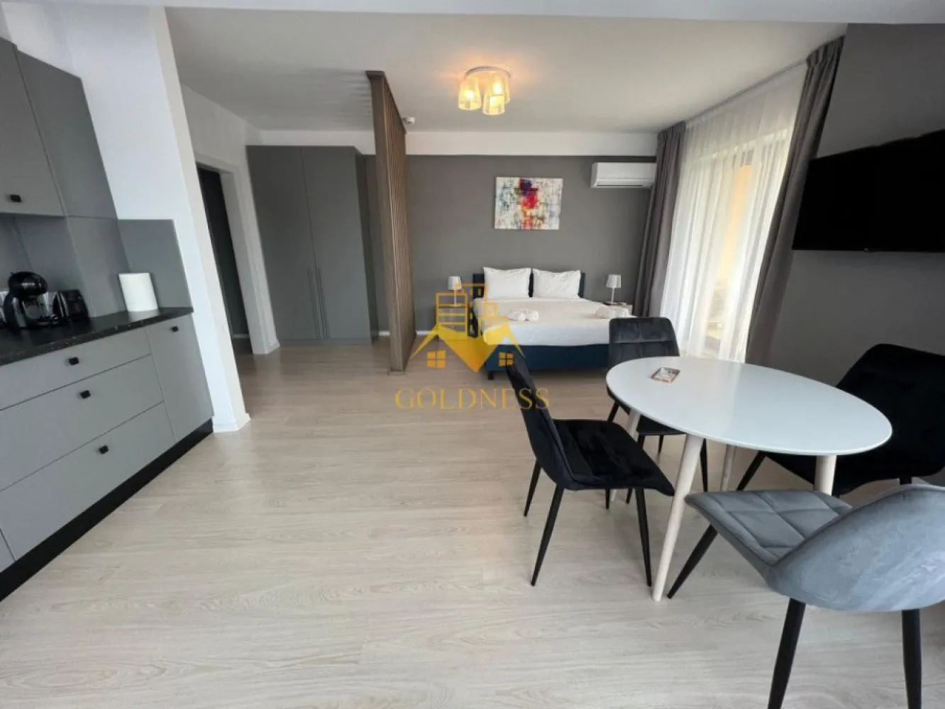 o camera,parcare, bloc nou, terasa,Manastur, West City, Calea Floresti - GOLDNESS Imobiliare vă propune spre închiriere un apartament cu o camera complet mobilat și utilat, la etajul 2 într-un imobil de 28 etaje, în cartierul Manastur. Apartamentul este compartimentat astfel:
 - living cu bucatarie open-space complet utilată, canapea extensibla, loc de servit masa, pat matrimonial
 - baie cu cabina de dus calorifer port prosop inox și dulap pentru depozitare.
 - terasa de 7 mp.
 
Imobilul este dotat cu toate cele necesare- centrală proprie, mașină de spălat haine, frigider, plită electrică, hotă, etc. 
Se află în apropierea stațiilor de transport în comun, magazine, restaurante, spații verzi, farmacii, etc. 
Se poate inchiria parcare subterana cu 50E

Dacă sunteți interesați de acest apartament și doriți să îl vizionați, dar și pentru alte oferte sau detalii nu ezitați să ne contactați telefonic sau prin e-mail - goldnessimobiliare@gmail.com. Vă stăm la dispoziție!
Pentru intermediere se percepe un comision de 50% din prețul chiriei!